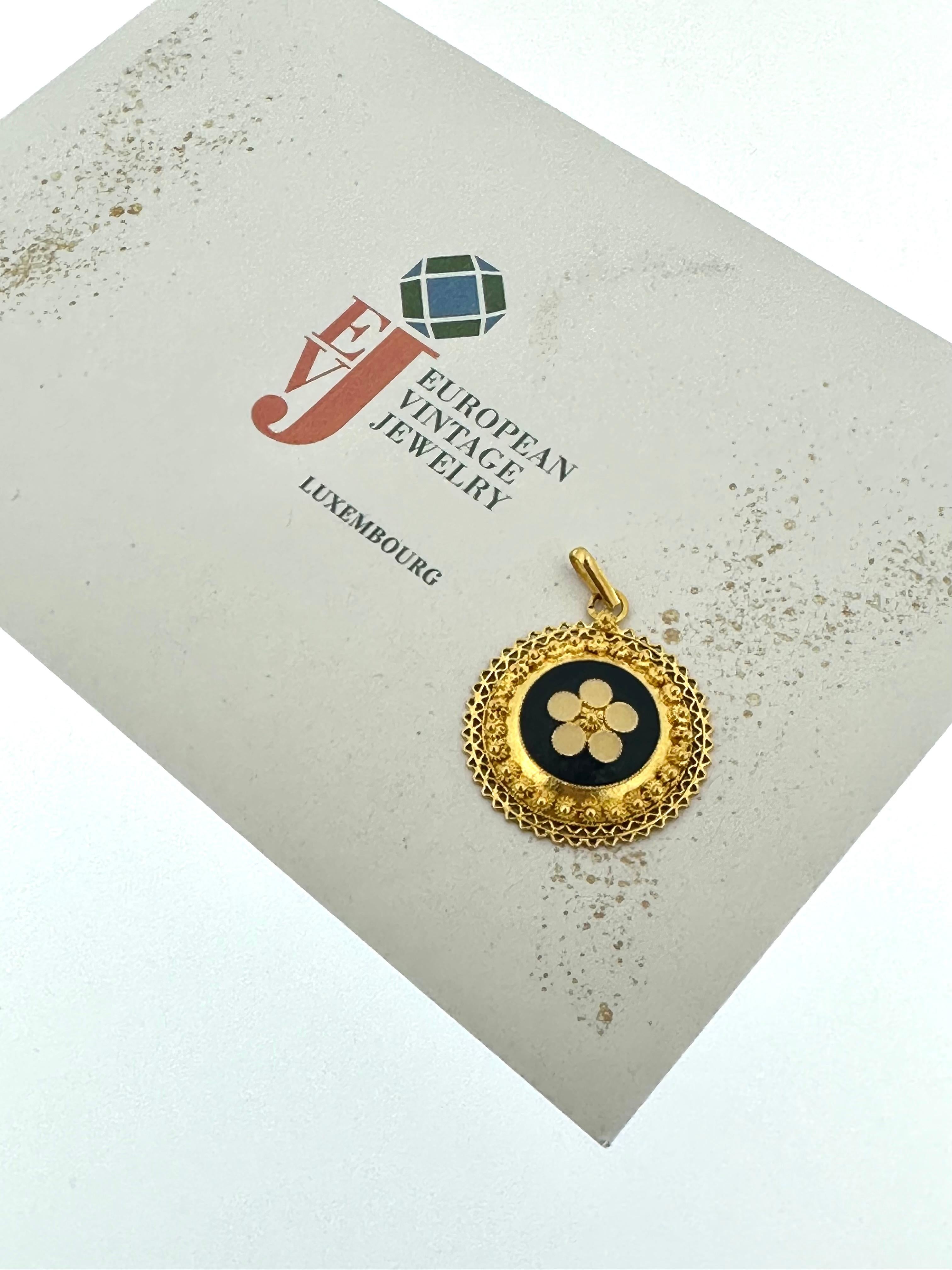 Pendentif filigrane portugais en or jaune 19 carats avec émail en vente 3