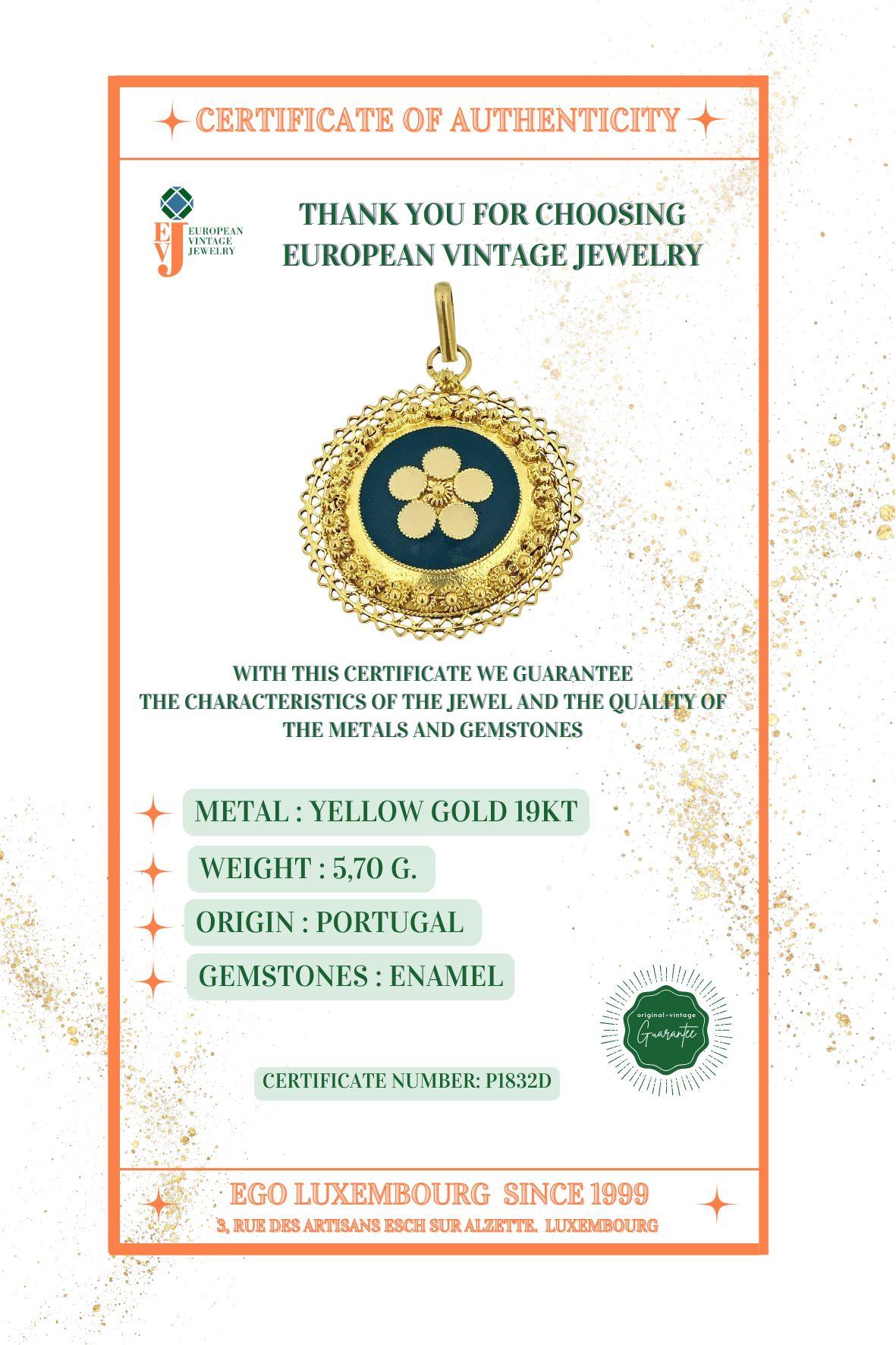 Pendentif filigrane portugais en or jaune 19 carats avec émail en vente 4