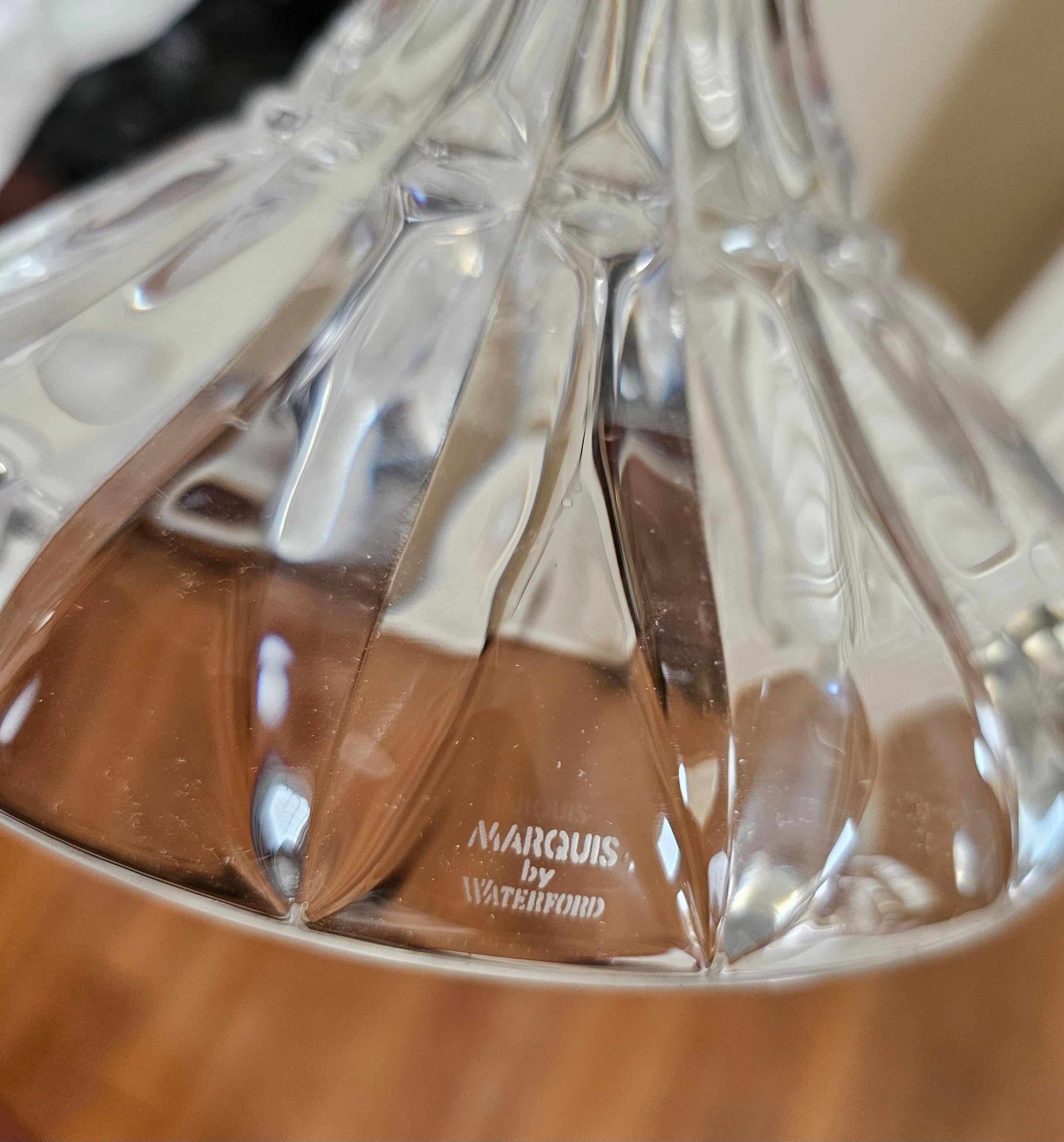 Moderne Urne recouverte de cristal Marquis par Waterford, 19 pouces  en vente