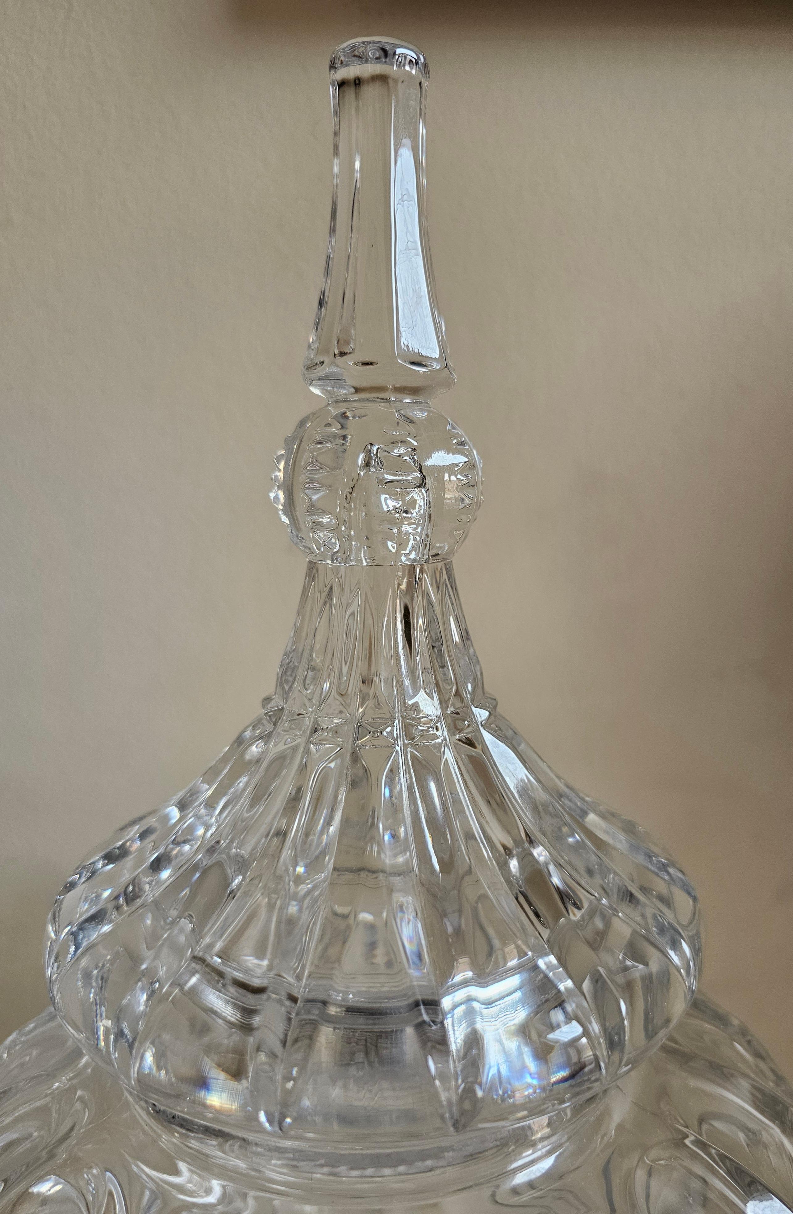 20ième siècle Urne recouverte de cristal Marquis par Waterford, 19 pouces  en vente