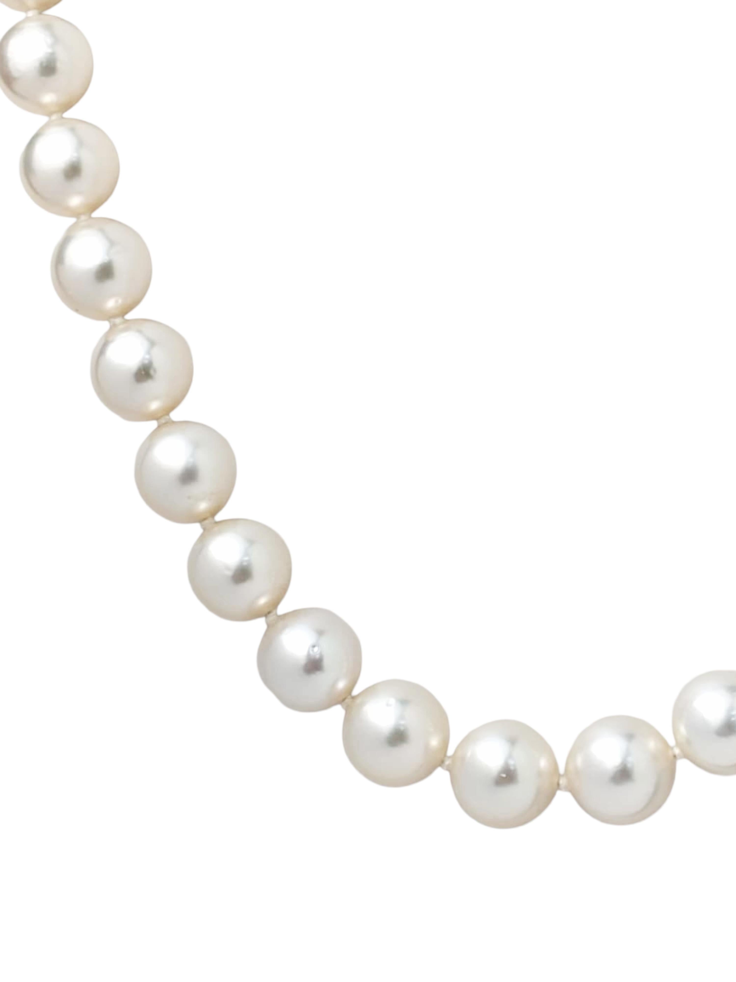 Un classique lumineux avec une touche de brillance. Ce collier est composé de perles des mers du Sud d'un blanc chaud, chacune sélectionnée à la main pour son éclat et nouée pour une élégance et une durabilité intemporelles. Le cordon se termine par
