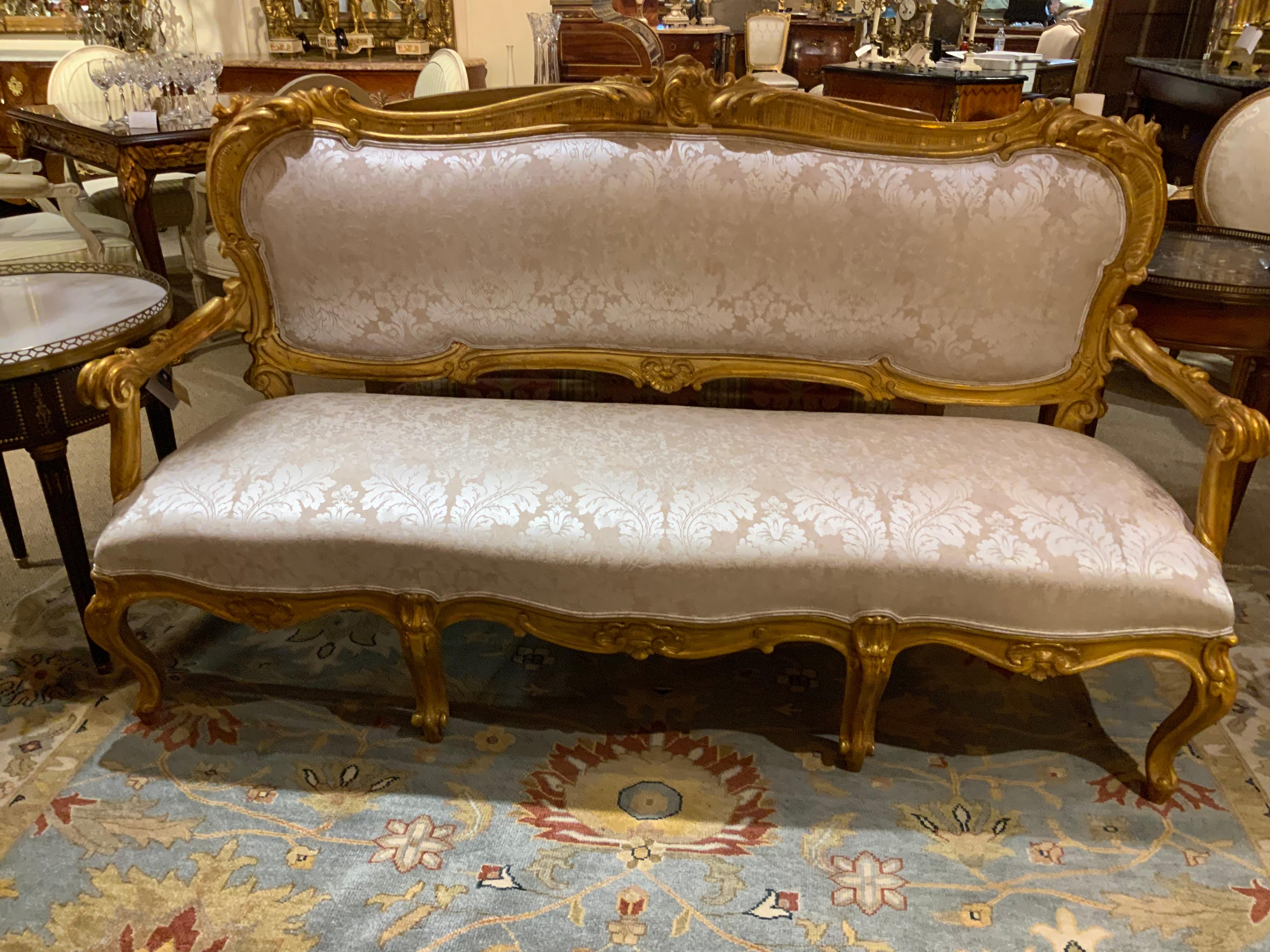 19 th c. Giltwood settee Louis XV with cream upholstery In Excellent Condition For Sale In Houston, TX