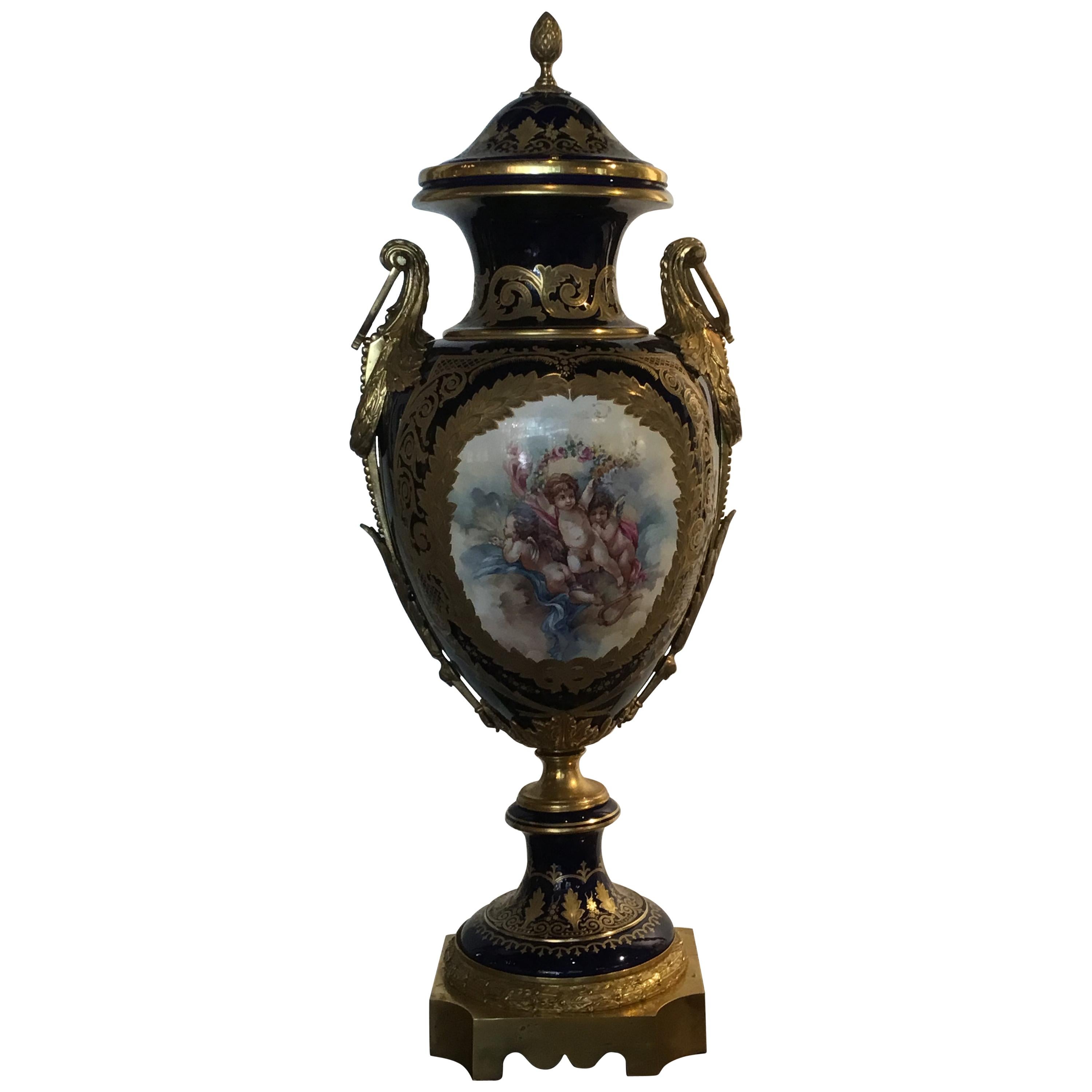 Urna in porcellana del XIX secolo montata su supporti dorati in bronzo