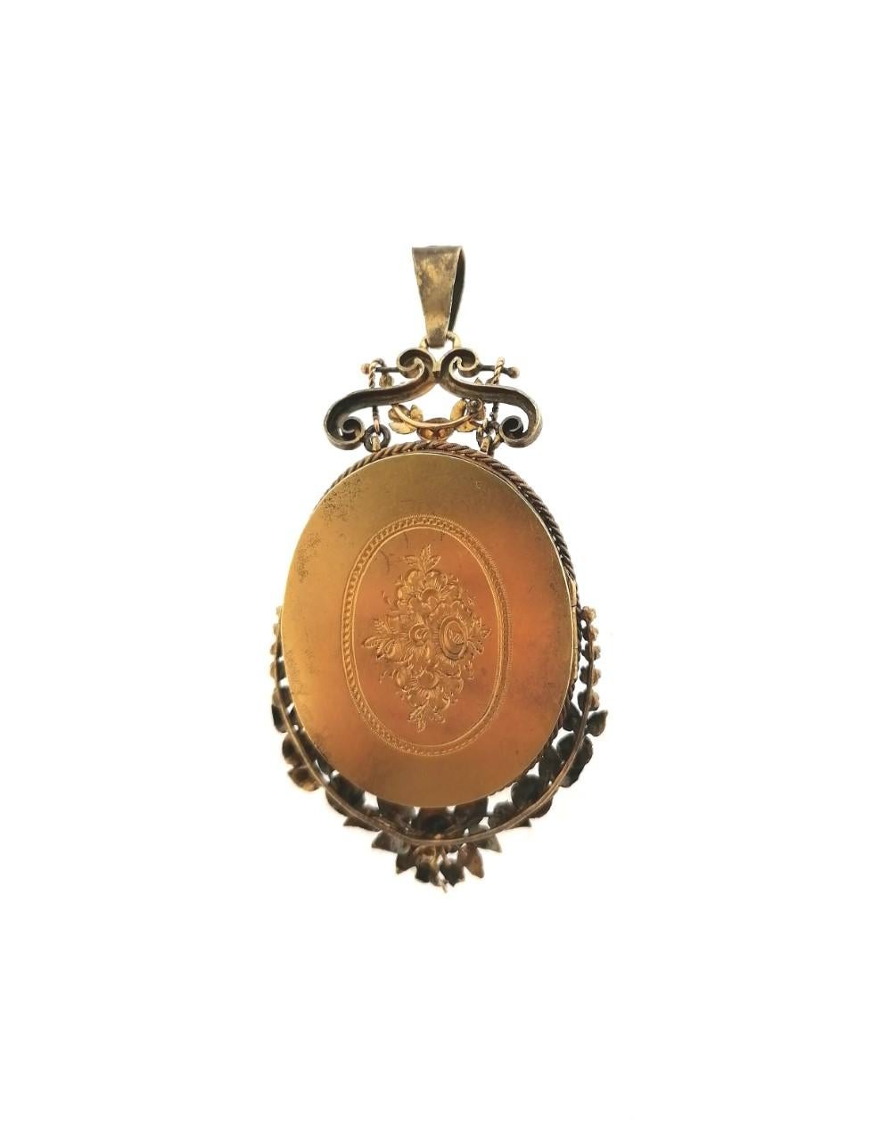 Lovely 19th century 14 carats gold locket pendant with a cameo in white agate. Exquisite and very well carved and done   the branches and the flowers around the central cameo. Inside it is possible to put a photo or a lock of hair like in the past.