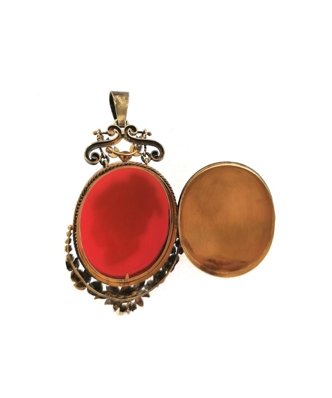 Victorian 19th Century 14 Karat Gold and White Agate Locket Pendant For Sale