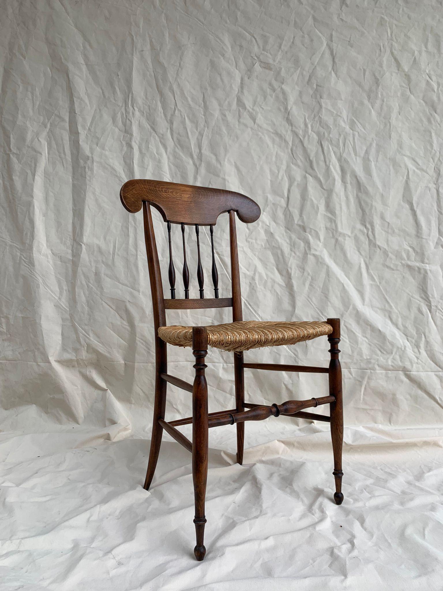 The pieces are in excellent condition, the settee has already been restored on one of the arms.
Fragile furniture.