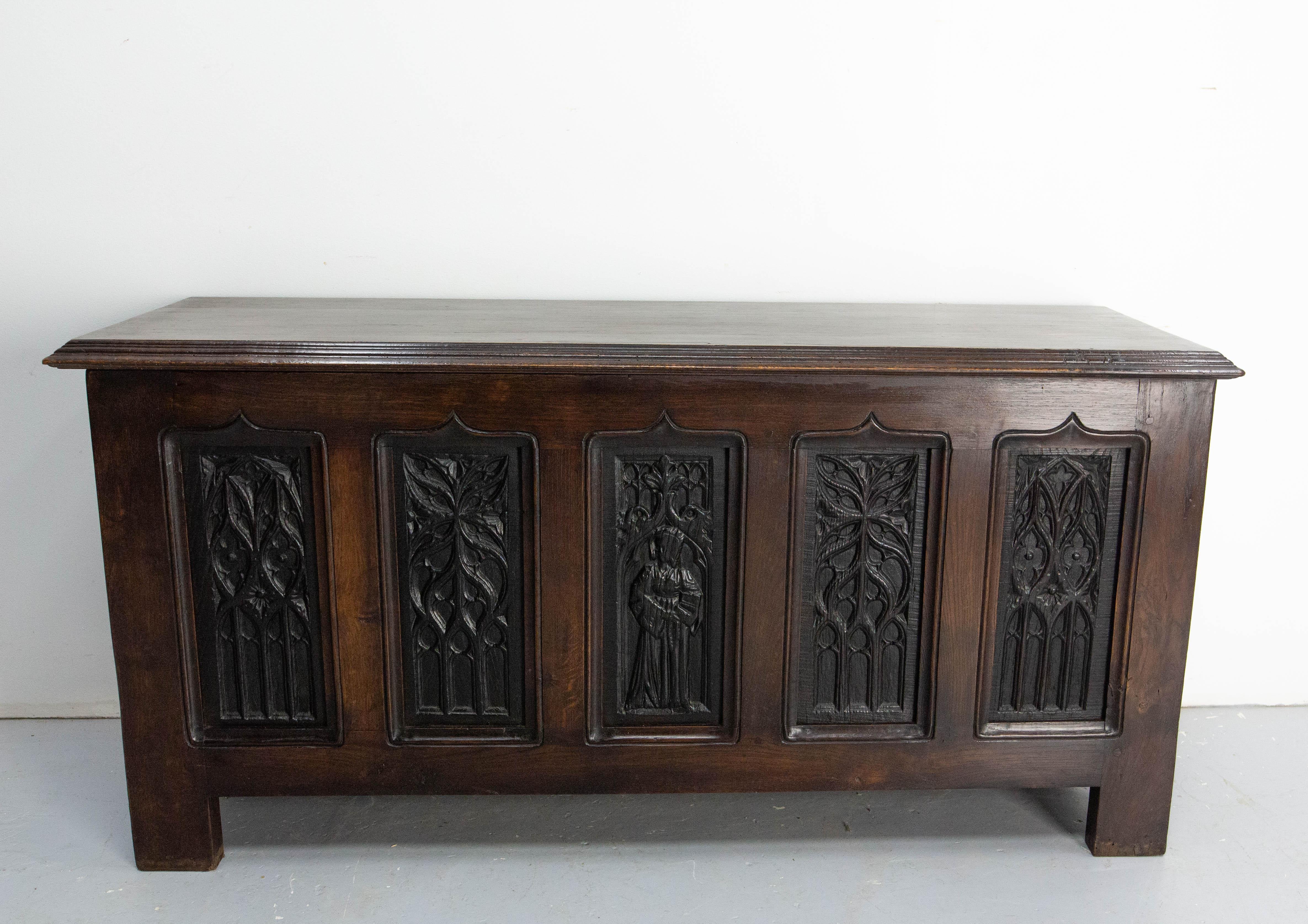 French  coffer or chest made in the late 19th century. 
Decorated in the neogothic style.
Very decorative and full of character

Good condition

145 / 47 / 71 65.5 Kg
