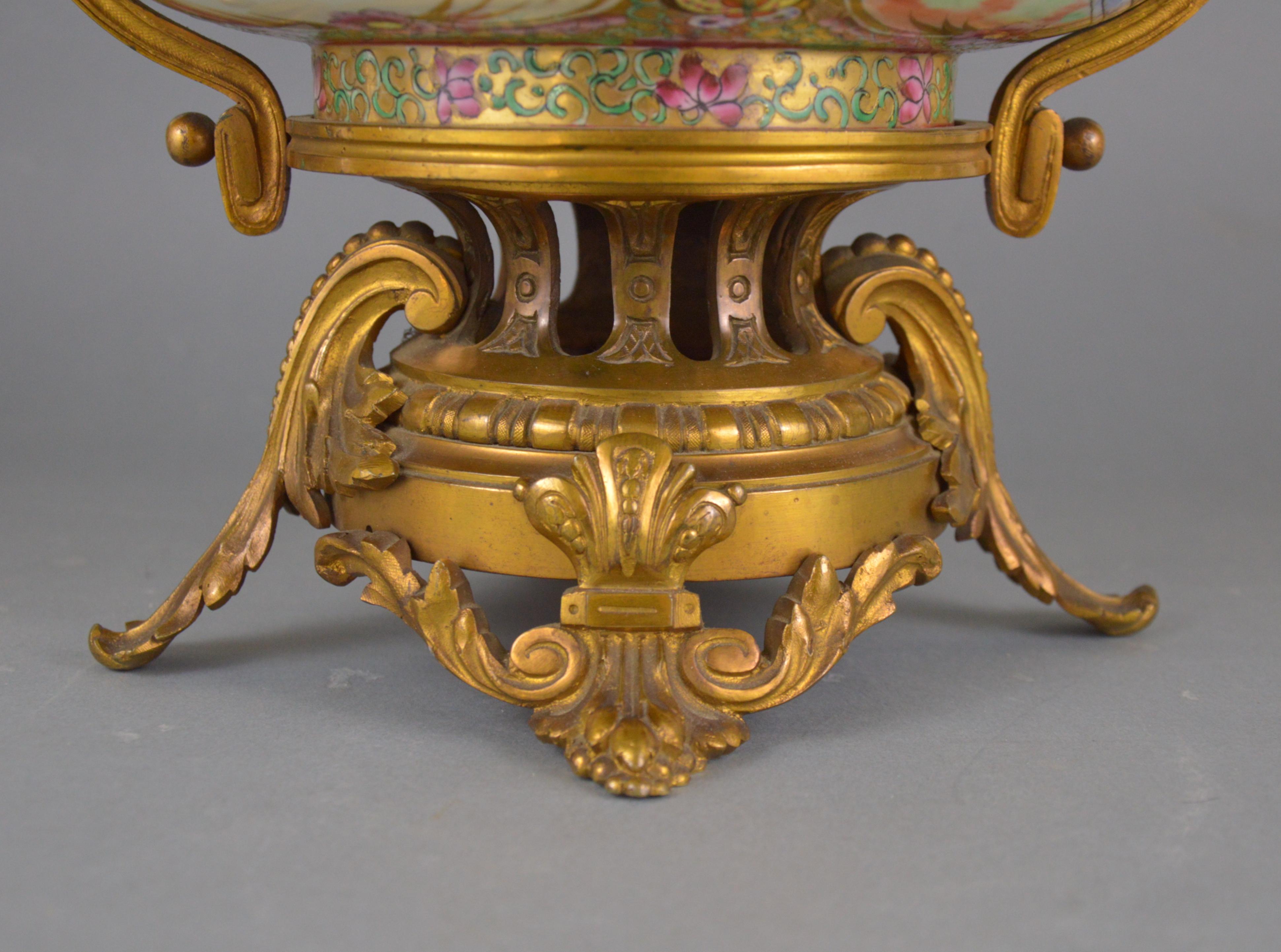 19th Century Chinese Gilt Bronze-Mounted Canton Porcelain Bowl (19. Jahrhundert)