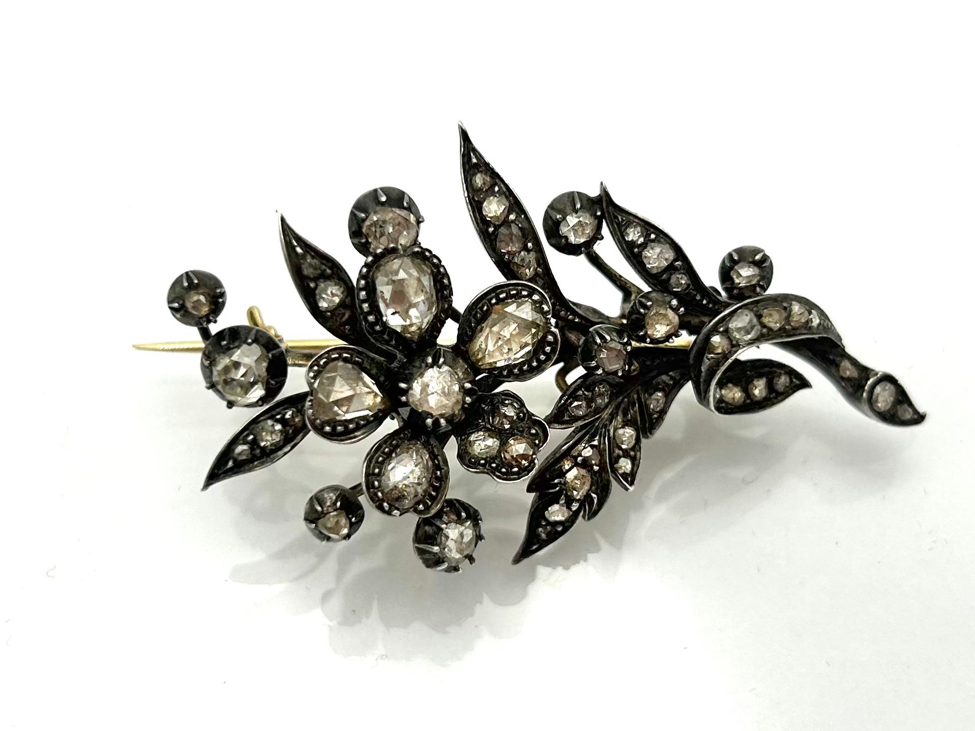 Women's or Men's 19-th century Dutch diamond brooch 3.40 carats For Sale