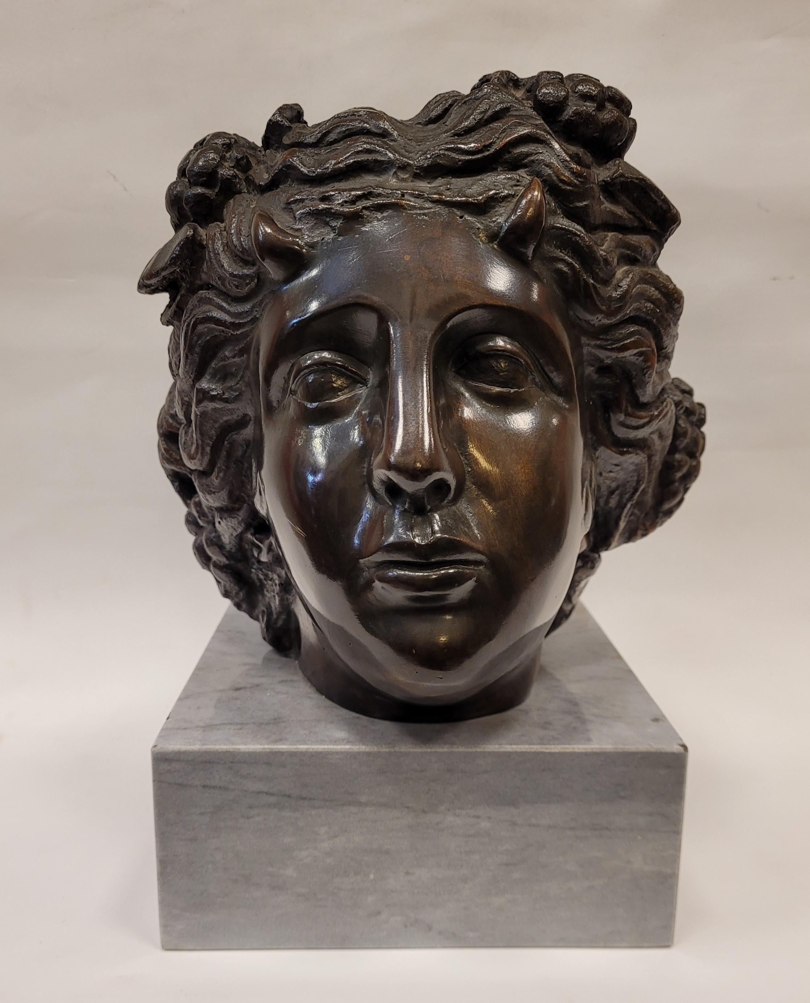 Exceptional bust of a woman, probably made in 19th century Italy, in patinated bronze, and following a neoclassical style. The head of 