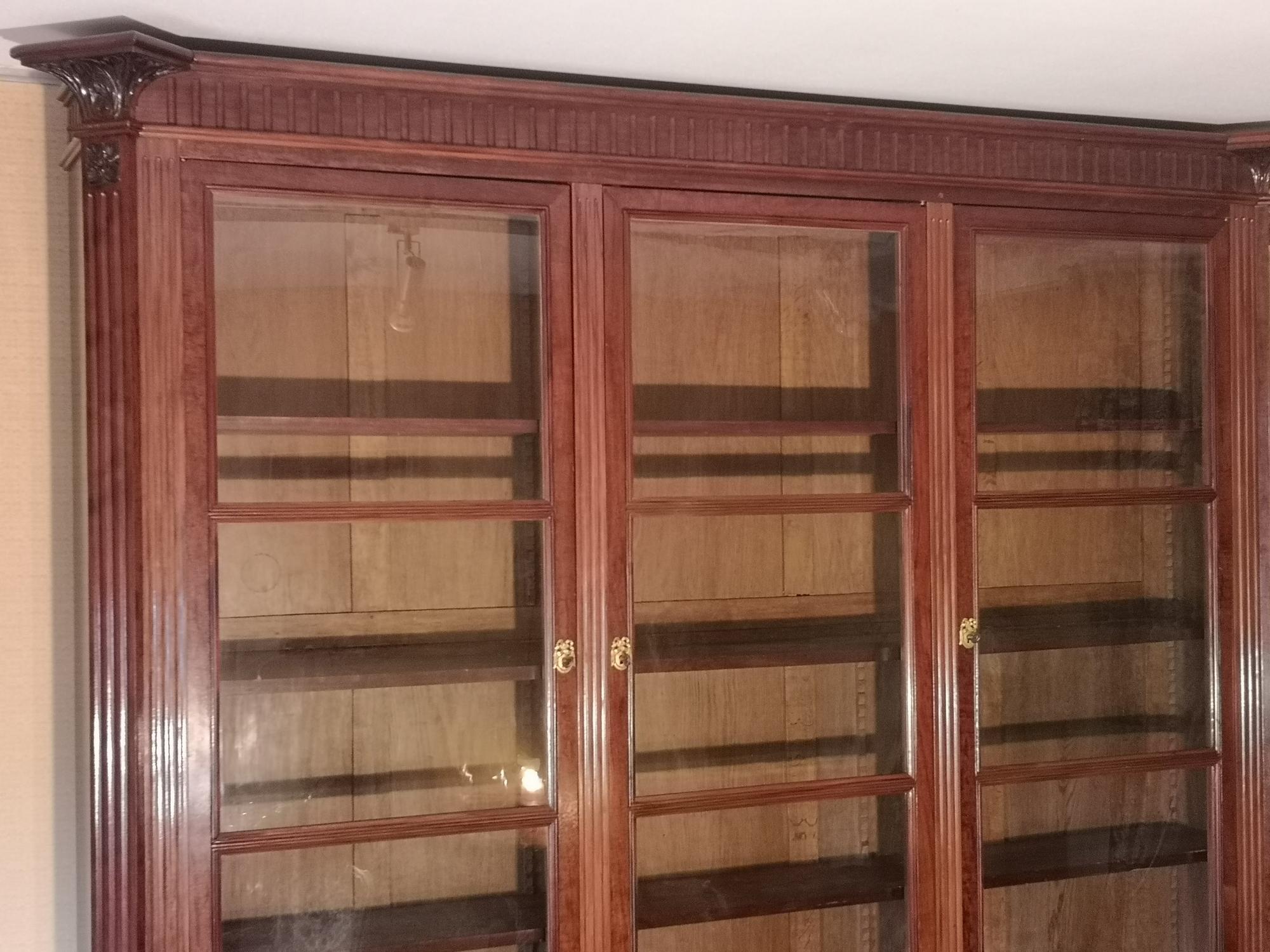 19 th Century Louis XVI style Mahogany bookcase In Good Condition For Sale In GUÉCÉLARD, FR