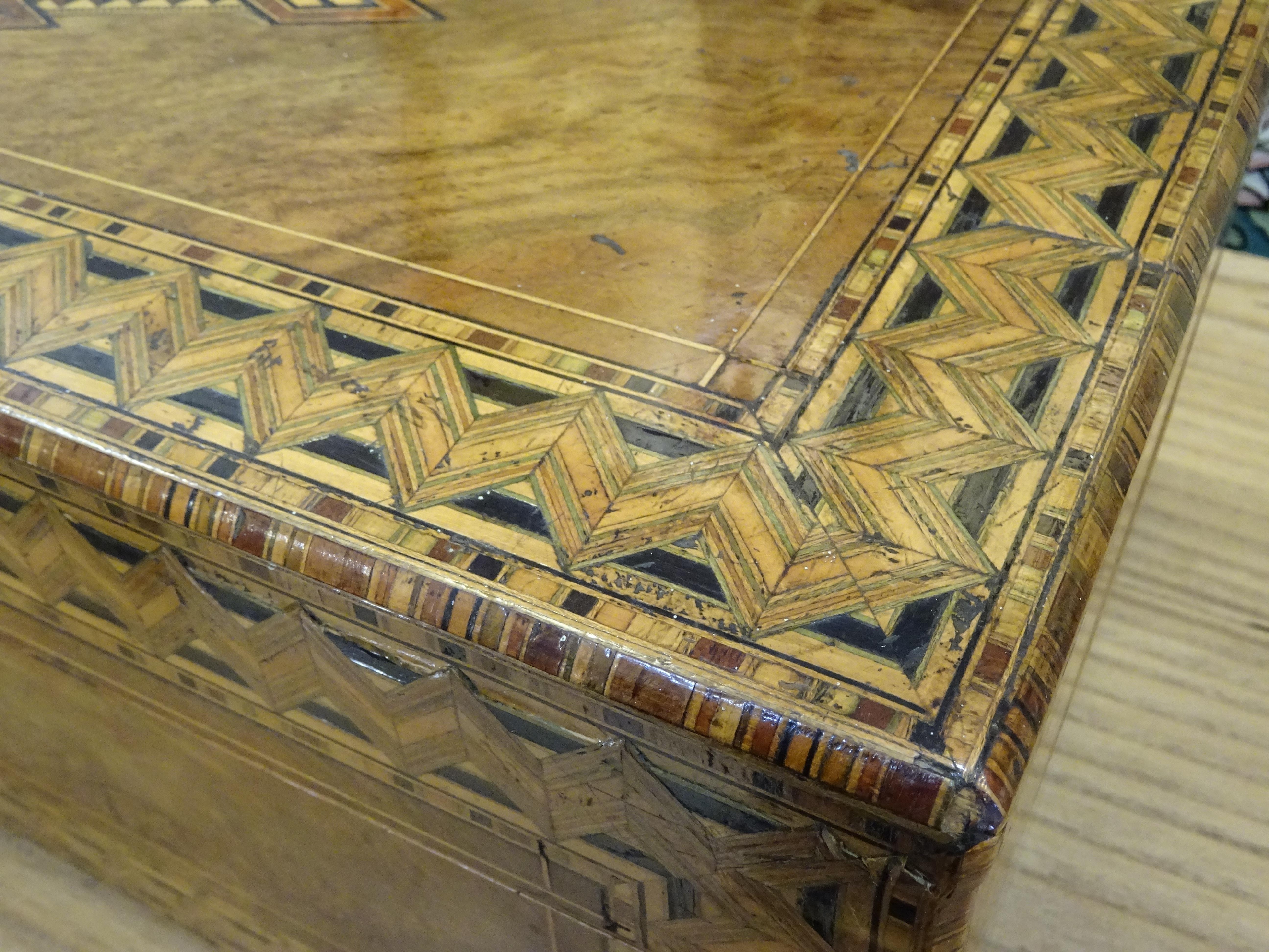 19th Century English Boat Desk-Box, Inlaid Wood and Mother of Pearl In Good Condition In Valladolid, ES