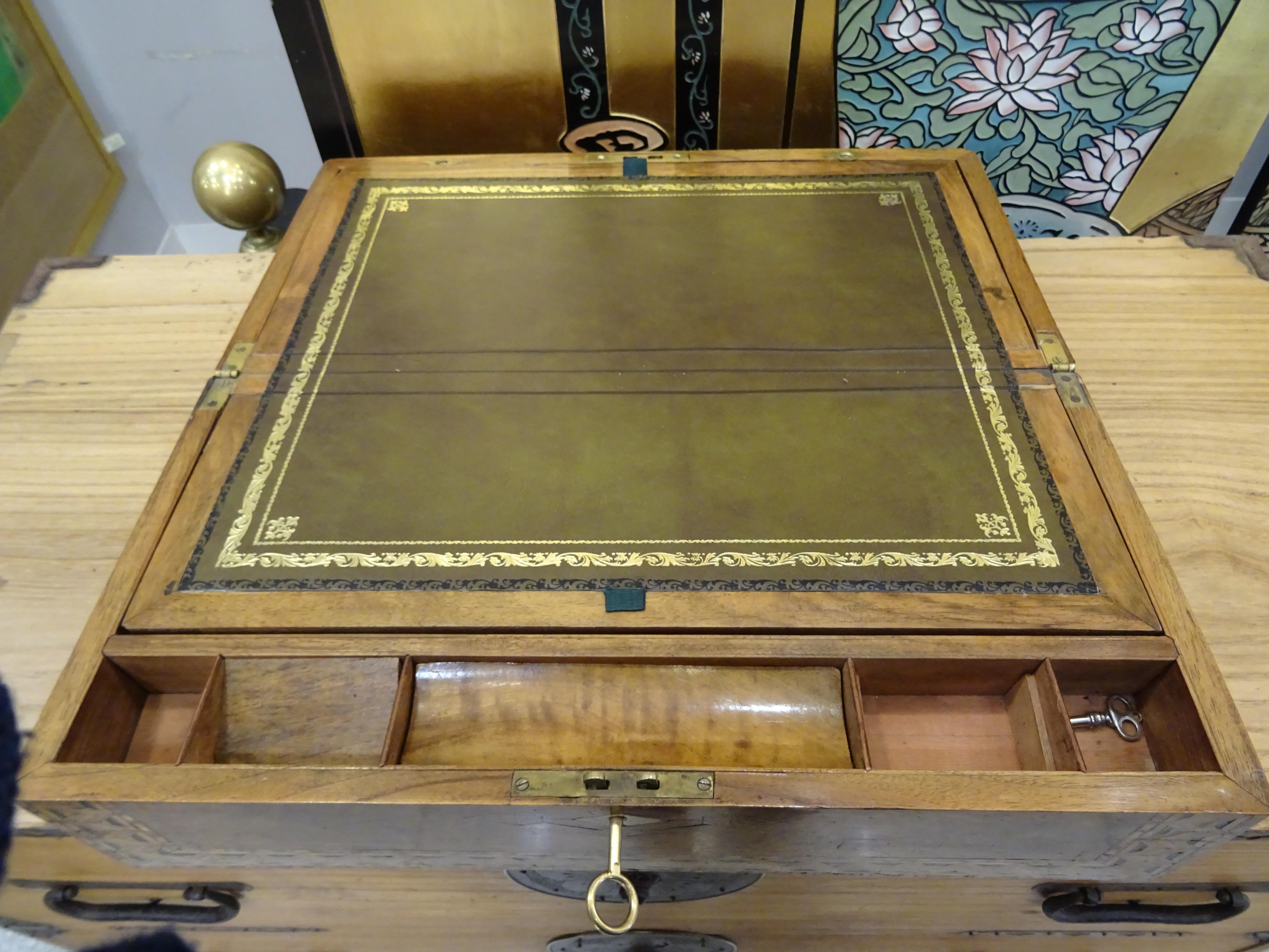 19th Century English Boat Desk-Box, Inlaid Wood and Mother of Pearl 2