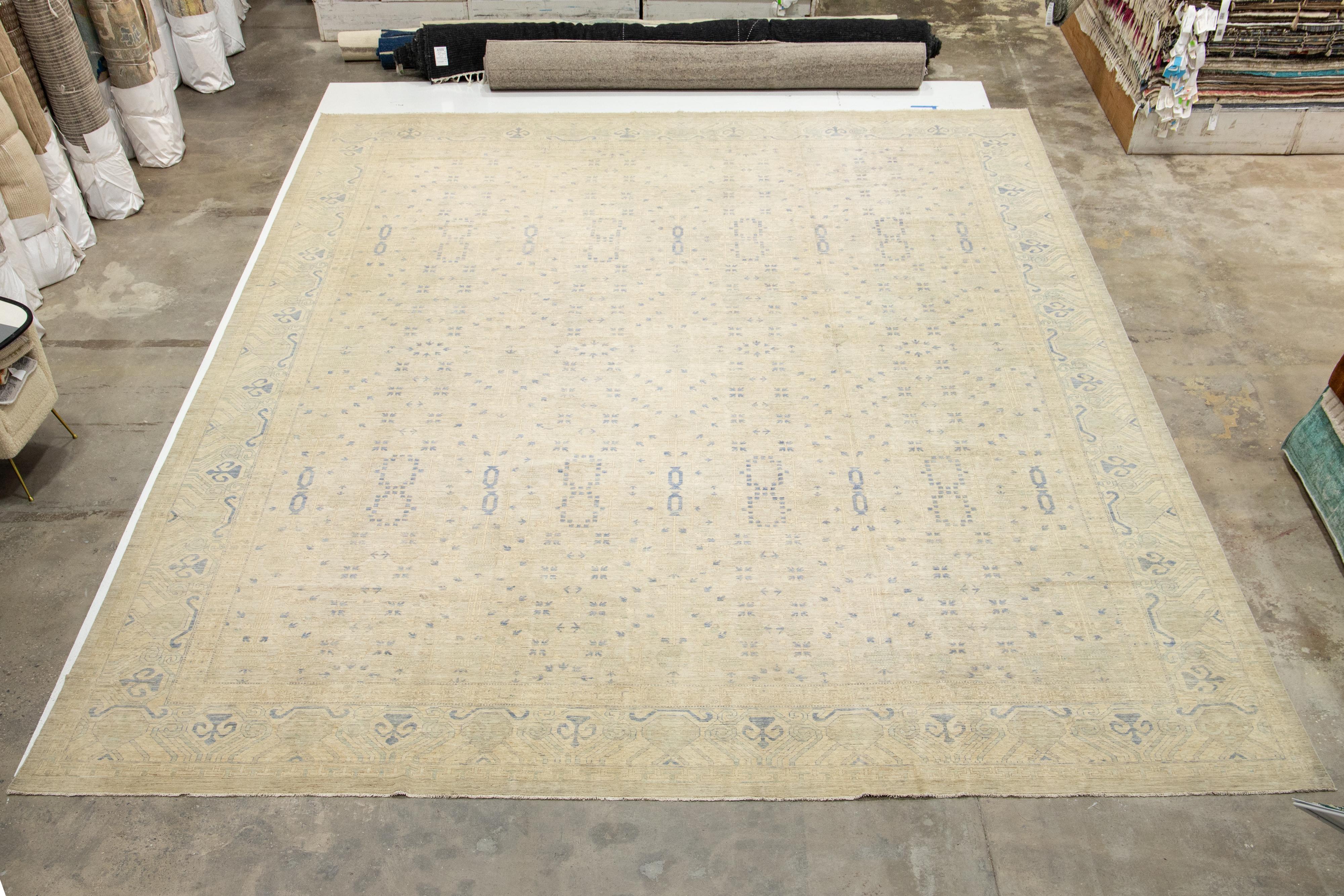 19 X 24 Übergroße Moderne Khotan Floral Handgemachte Wolle Teppich In Beige im Angebot 1