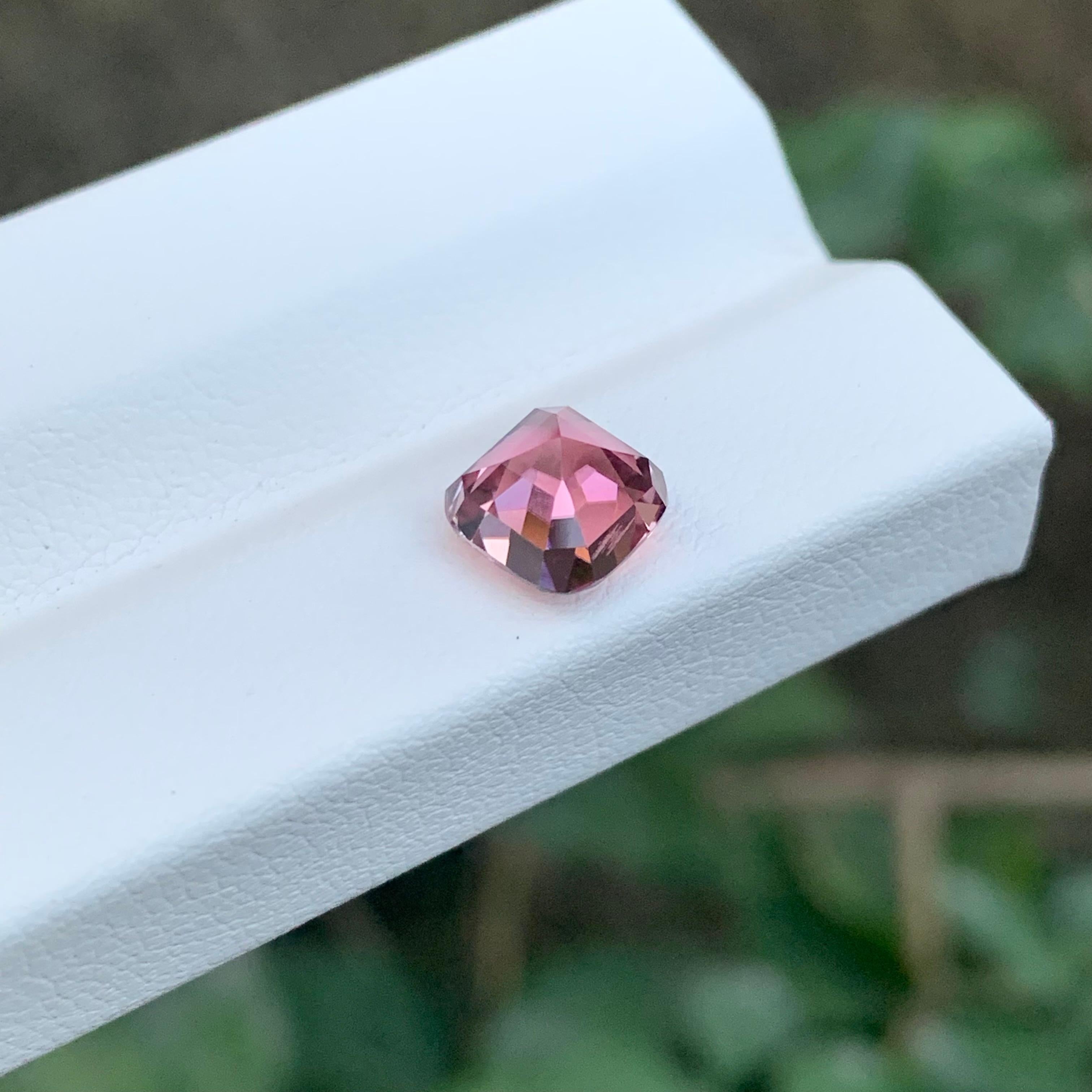 1,90 quilates adorable turmalina rosa facetada cuadrada en forma de cojín gema en venta 2
