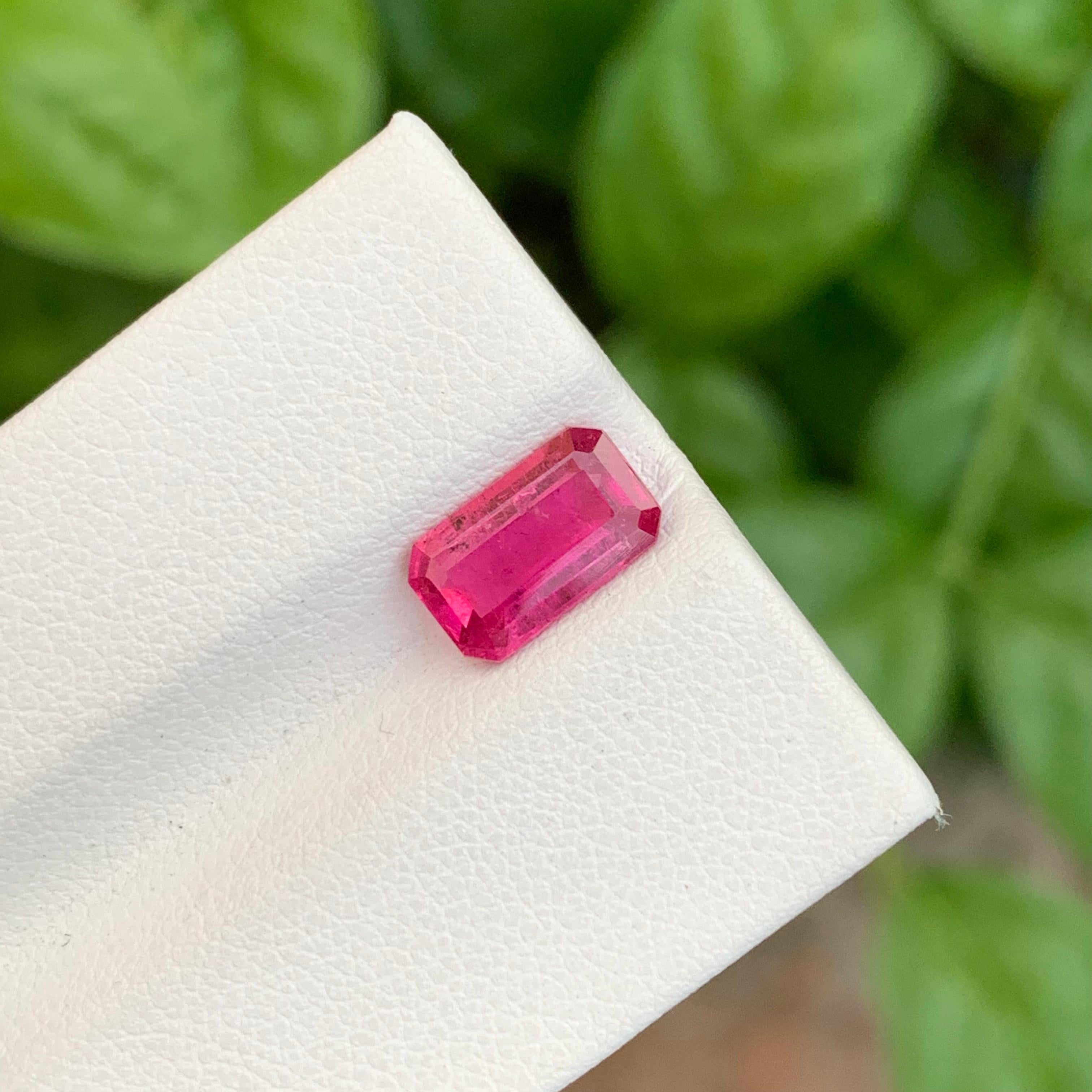 1,90 Karat schmuckvoller loser Rubellit-Turmalin in Smaragdform für Schmuck im Angebot 4