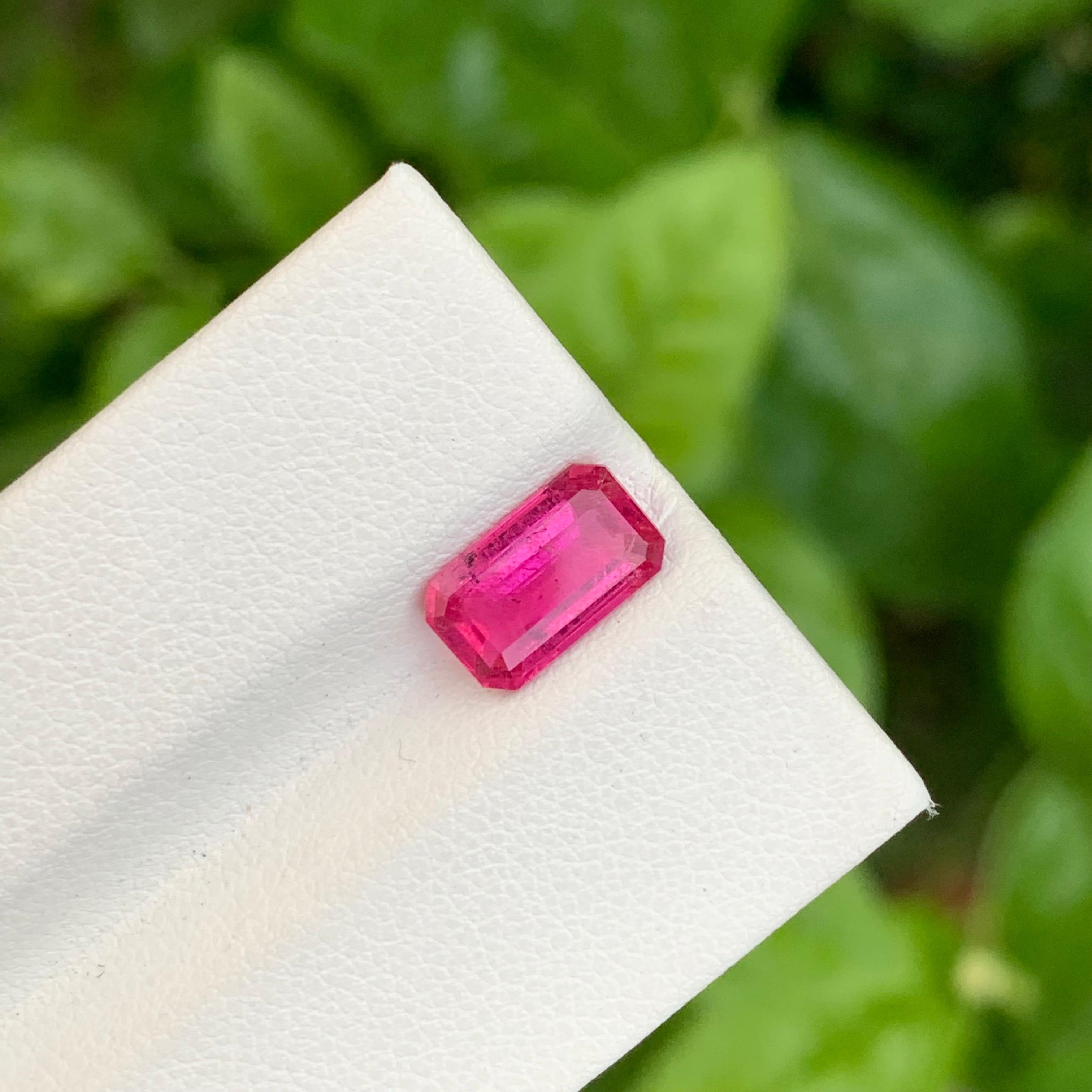 1,90 Karat schmuckvoller loser Rubellit-Turmalin in Smaragdform für Schmuck (Arts and Crafts) im Angebot