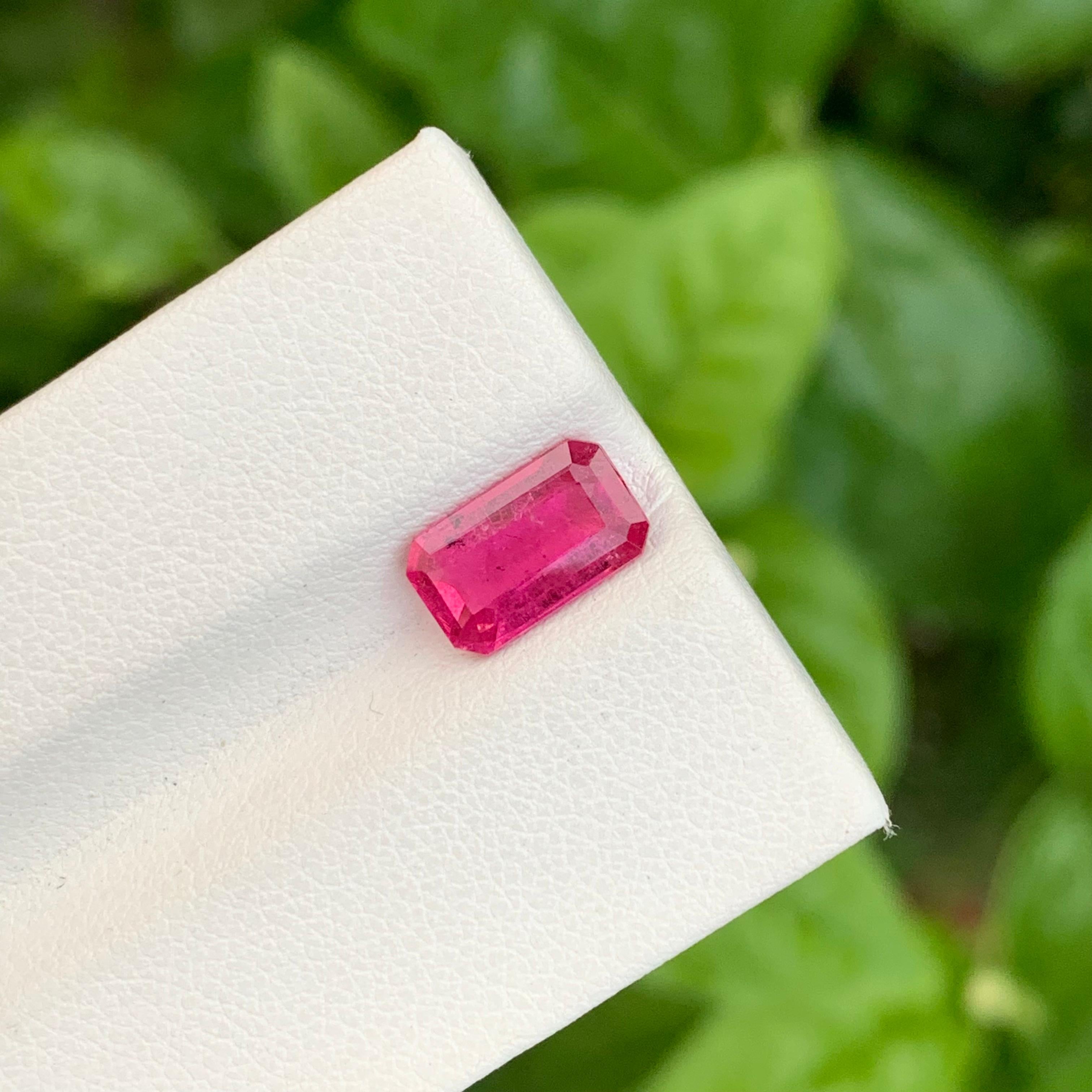 1,90 Karat schmuckvoller loser Rubellit-Turmalin in Smaragdform für Schmuck (Smaragdschliff) im Angebot
