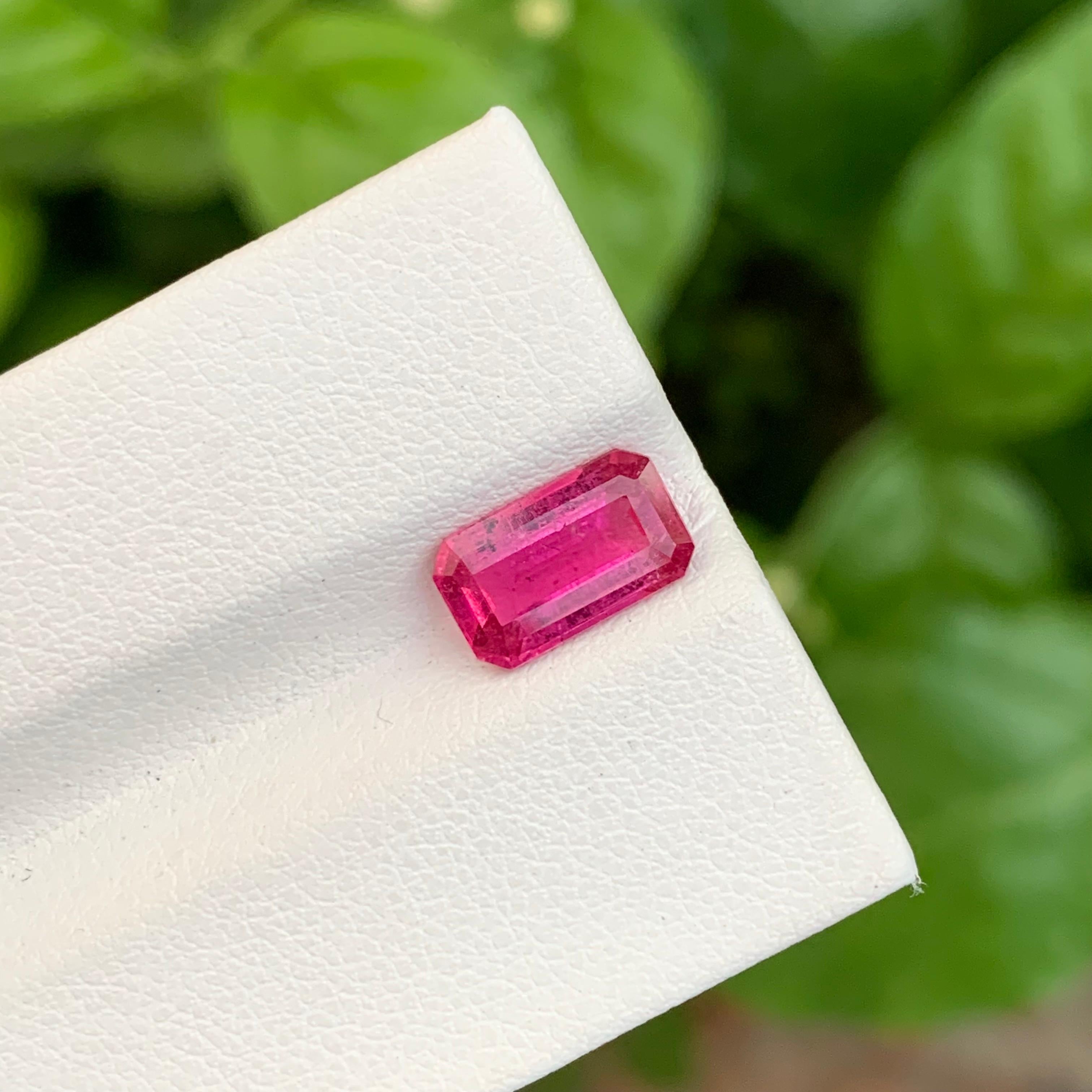 1,90 Karat schmuckvoller loser Rubellit-Turmalin in Smaragdform für Schmuck für Damen oder Herren im Angebot