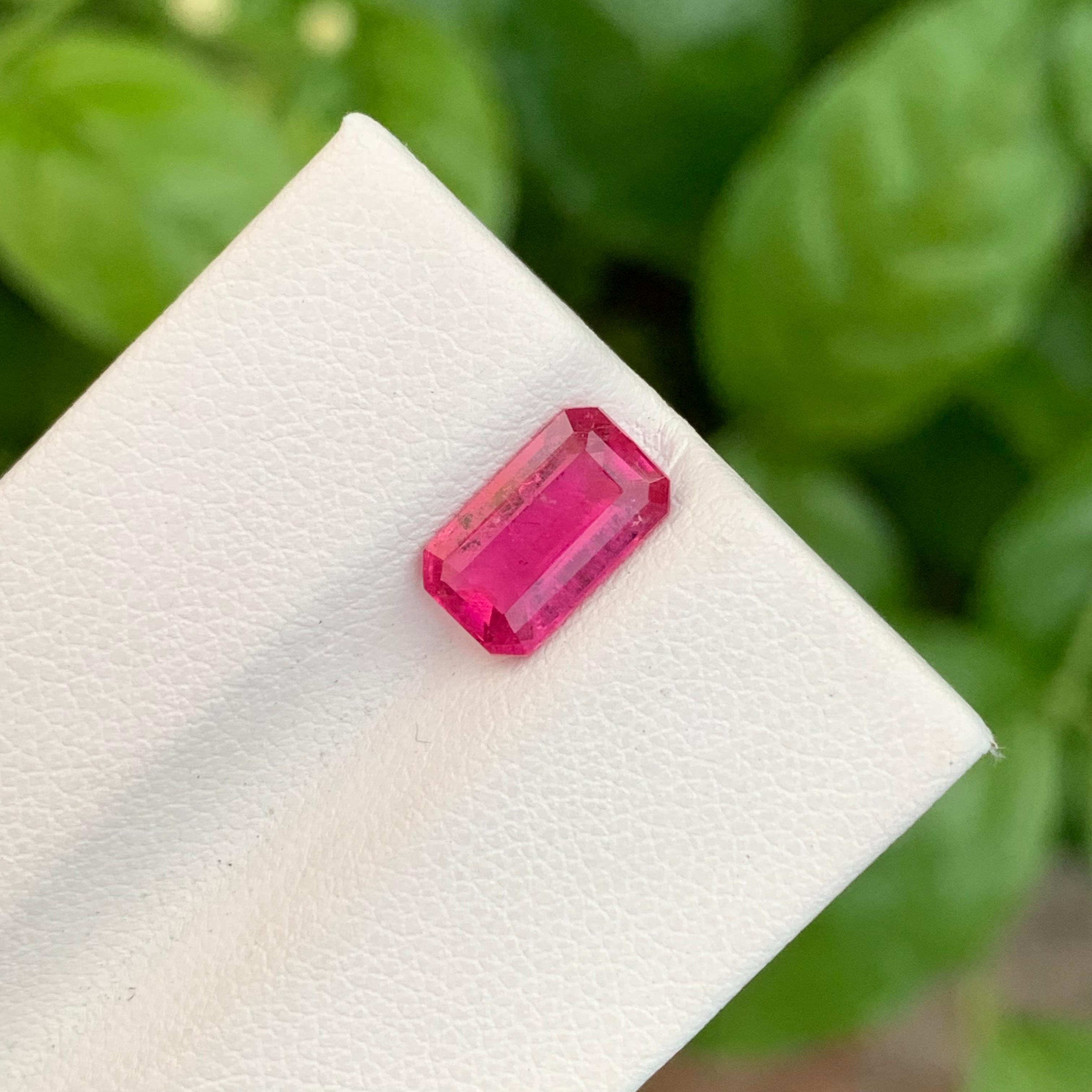 1,90 Karat schmuckvoller loser Rubellit-Turmalin in Smaragdform für Schmuck im Angebot 1