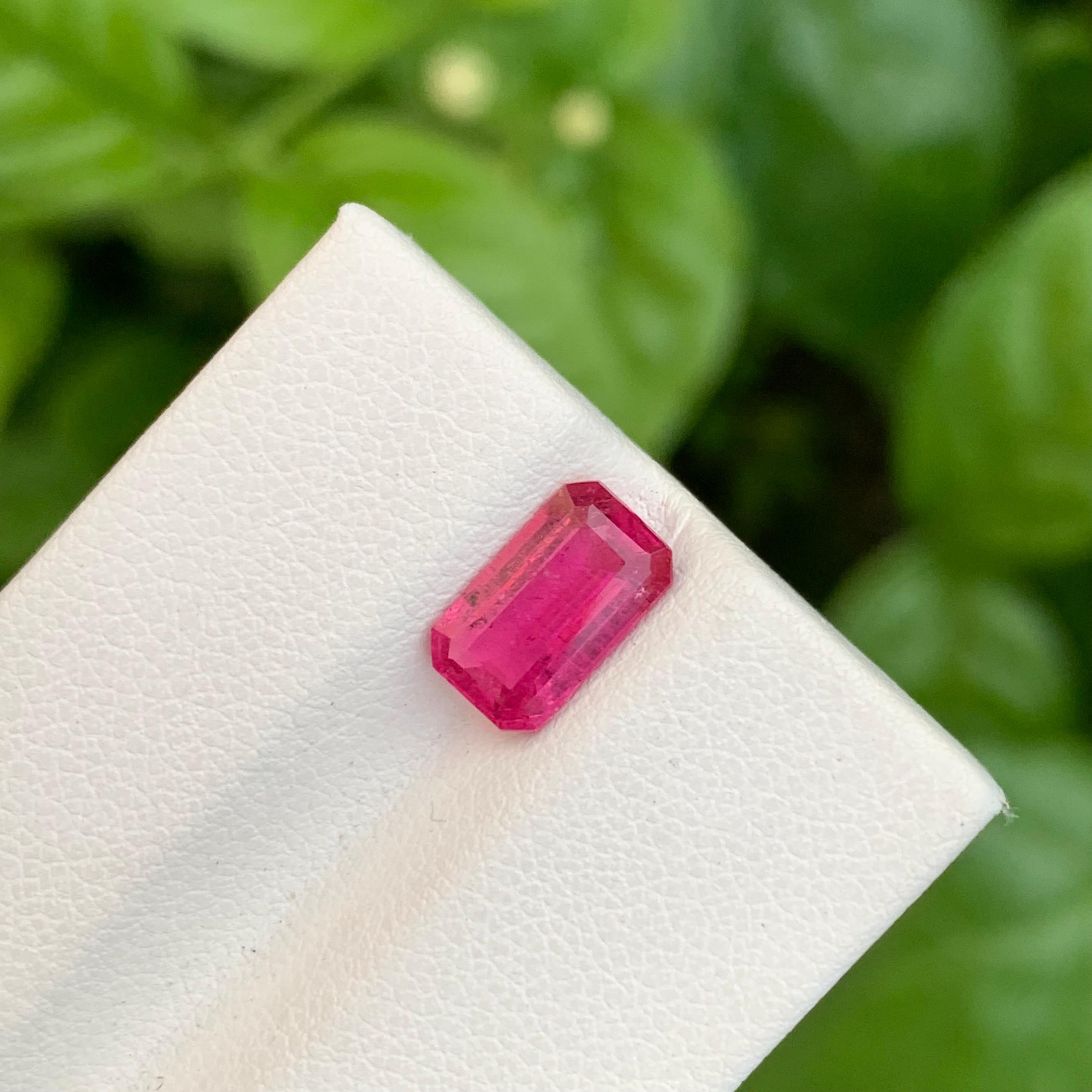 1,90 Karat schmuckvoller loser Rubellit-Turmalin in Smaragdform für Schmuck im Angebot 2