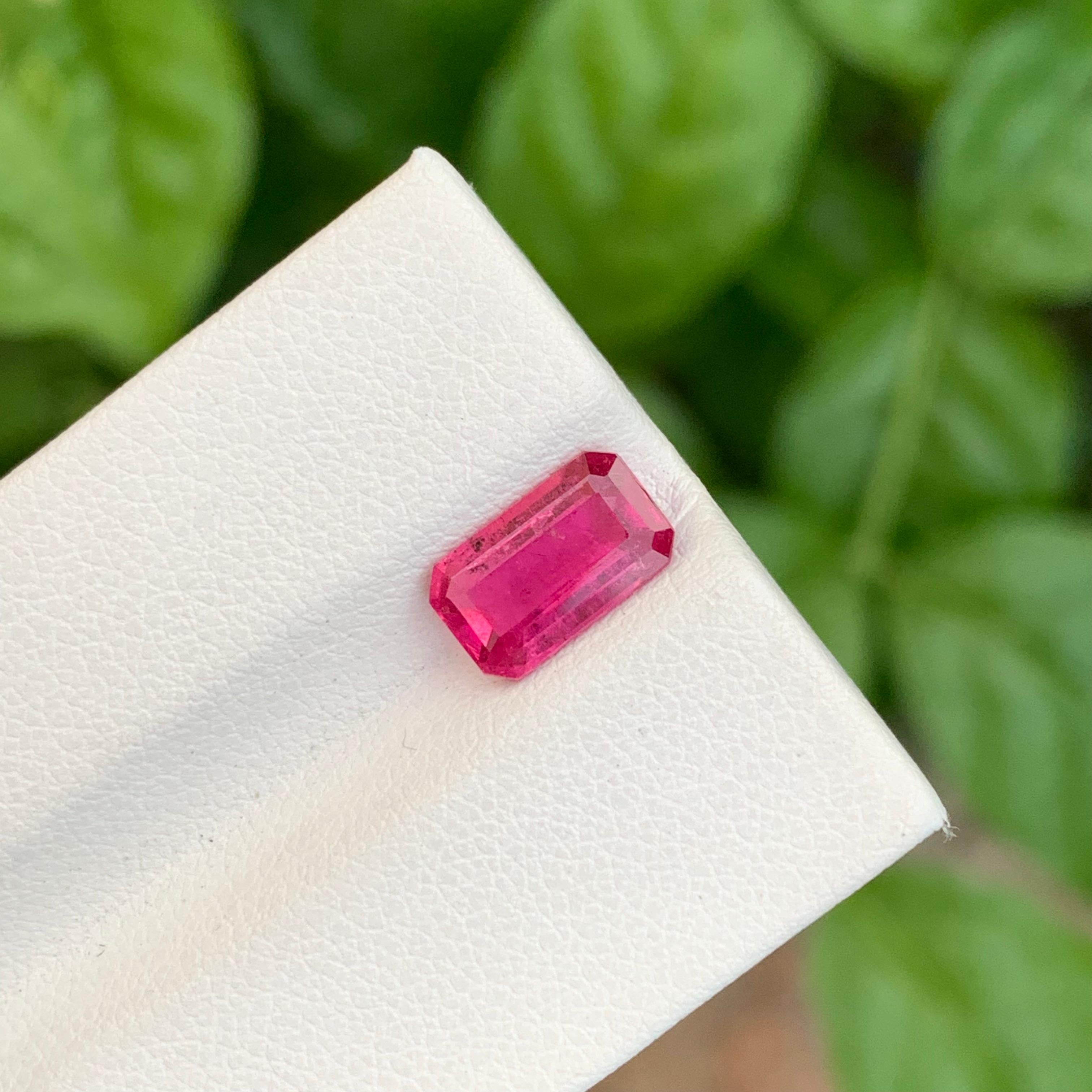 1,90 Karat schmuckvoller loser Rubellit-Turmalin in Smaragdform für Schmuck im Angebot 3