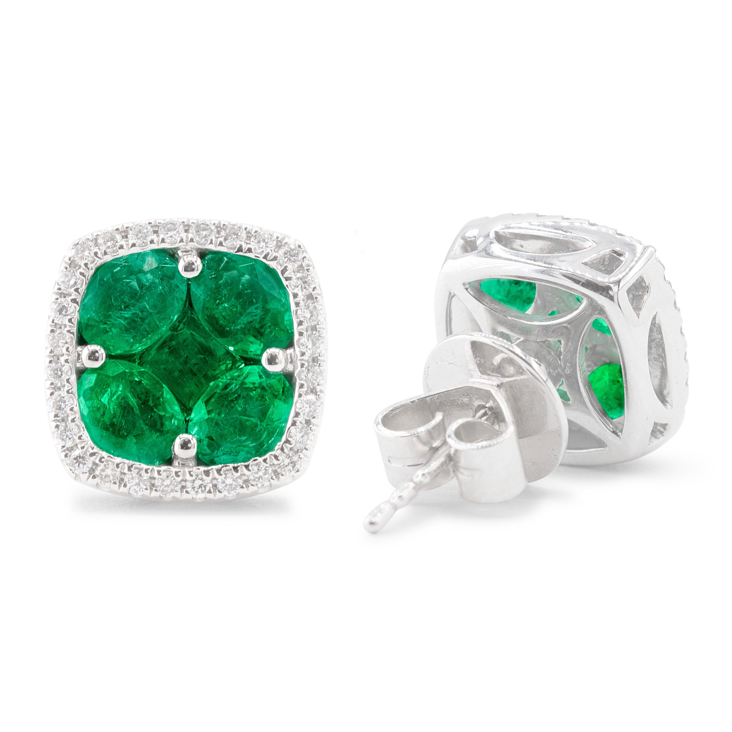 Intramontabili e incantevoli, questi orecchini a cerchio con smeraldo e diamante incarnano l'eleganza classica con un tocco di moderna raffinatezza. Ogni orecchino presenta smeraldi ovali e quadrati taglio princess accuratamente incastonati in un