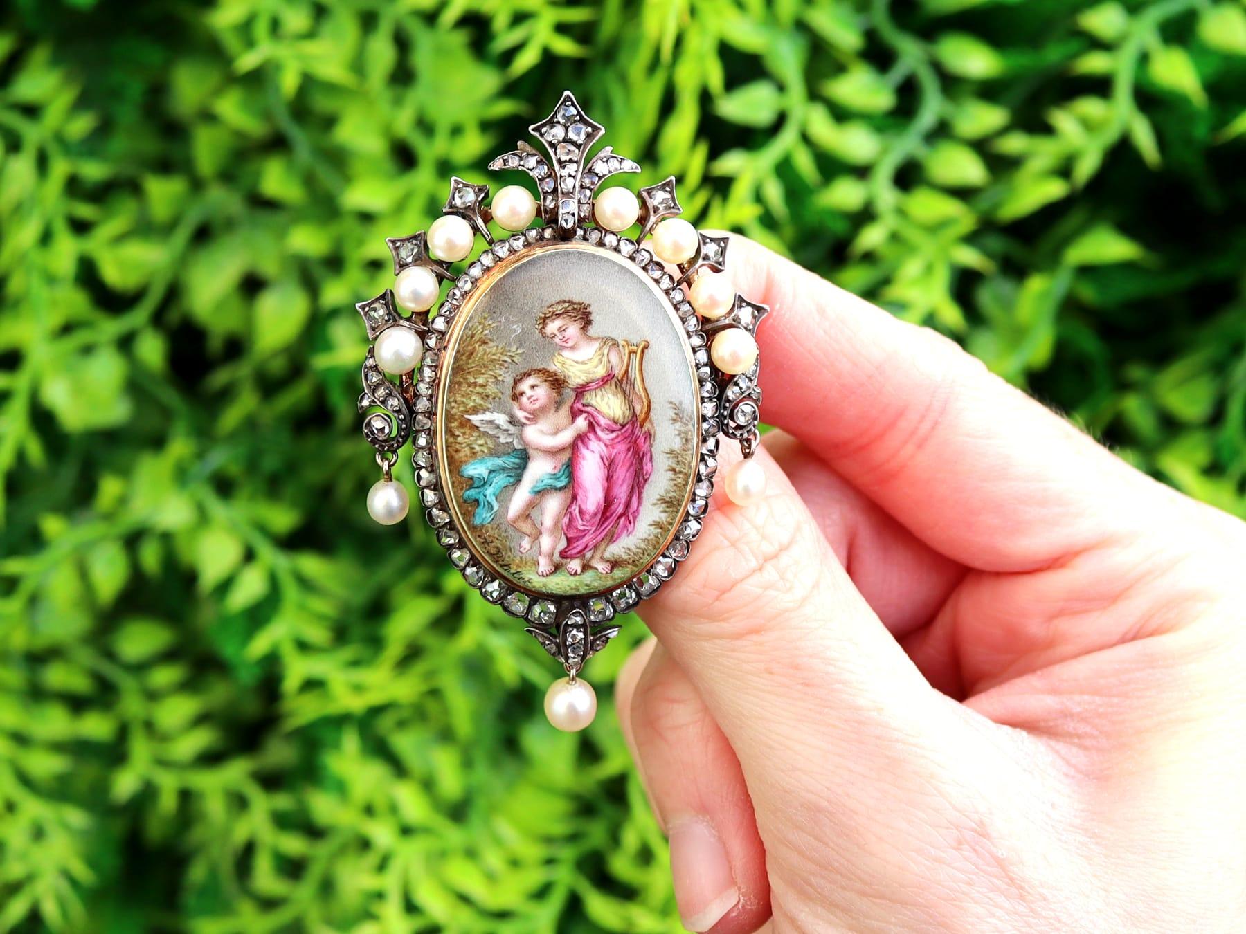 Superbe, fin et impressionnant pendentif/broche victorien ancien de 1,90 carat en diamant, perle et émail, en or jaune 15 carats et en argent, faisant partie de nos collections de bijoux de l'époque victorienne.

Ce superbe pendentif/broche