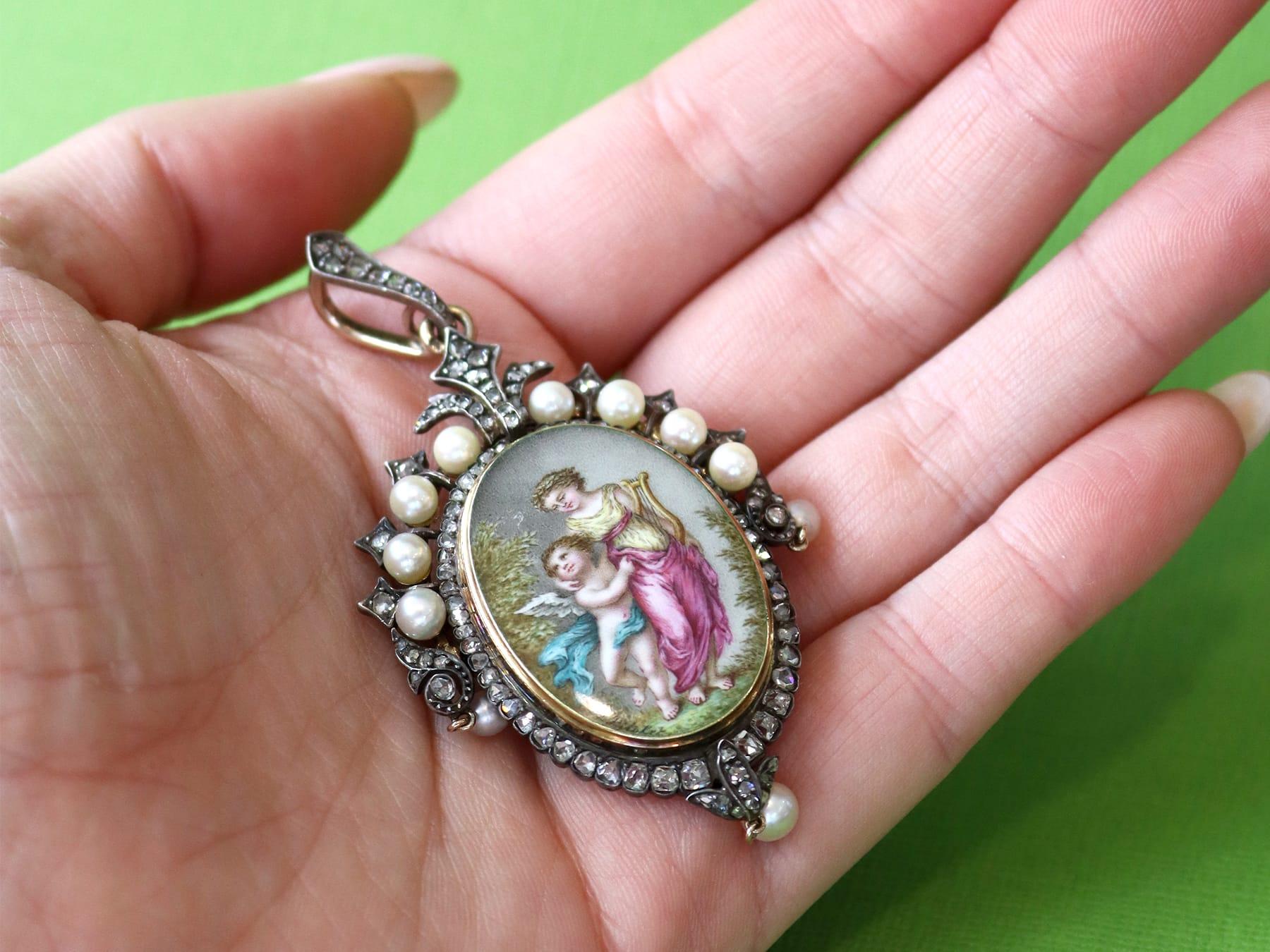 Taille ronde Pendentif / Broche en or jaune 15k avec diamant de 1,90 carat, perle et émail en vente