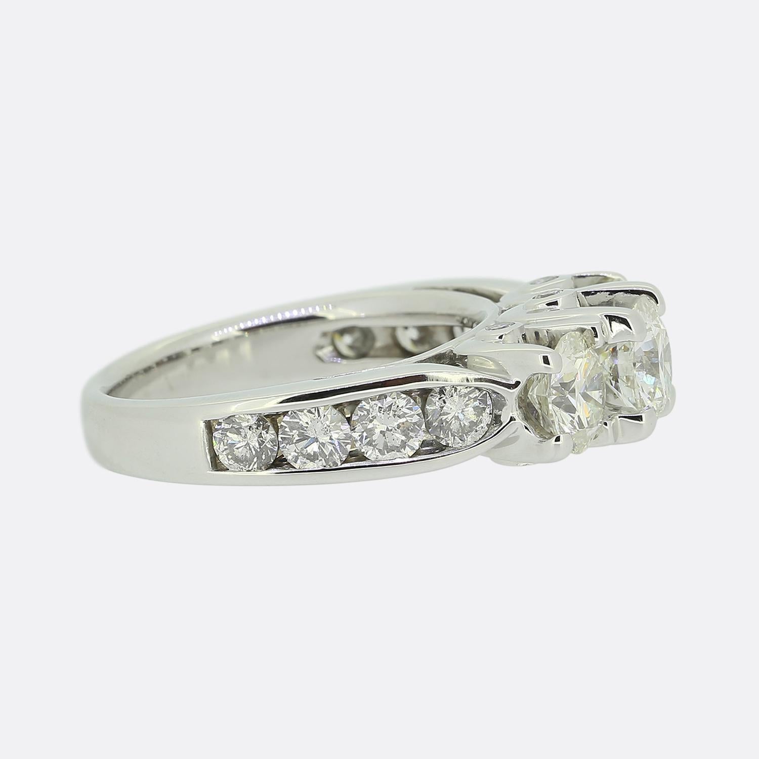 Taglio brillante Anello a tre pietre con diamante da 1,90 carati in vendita