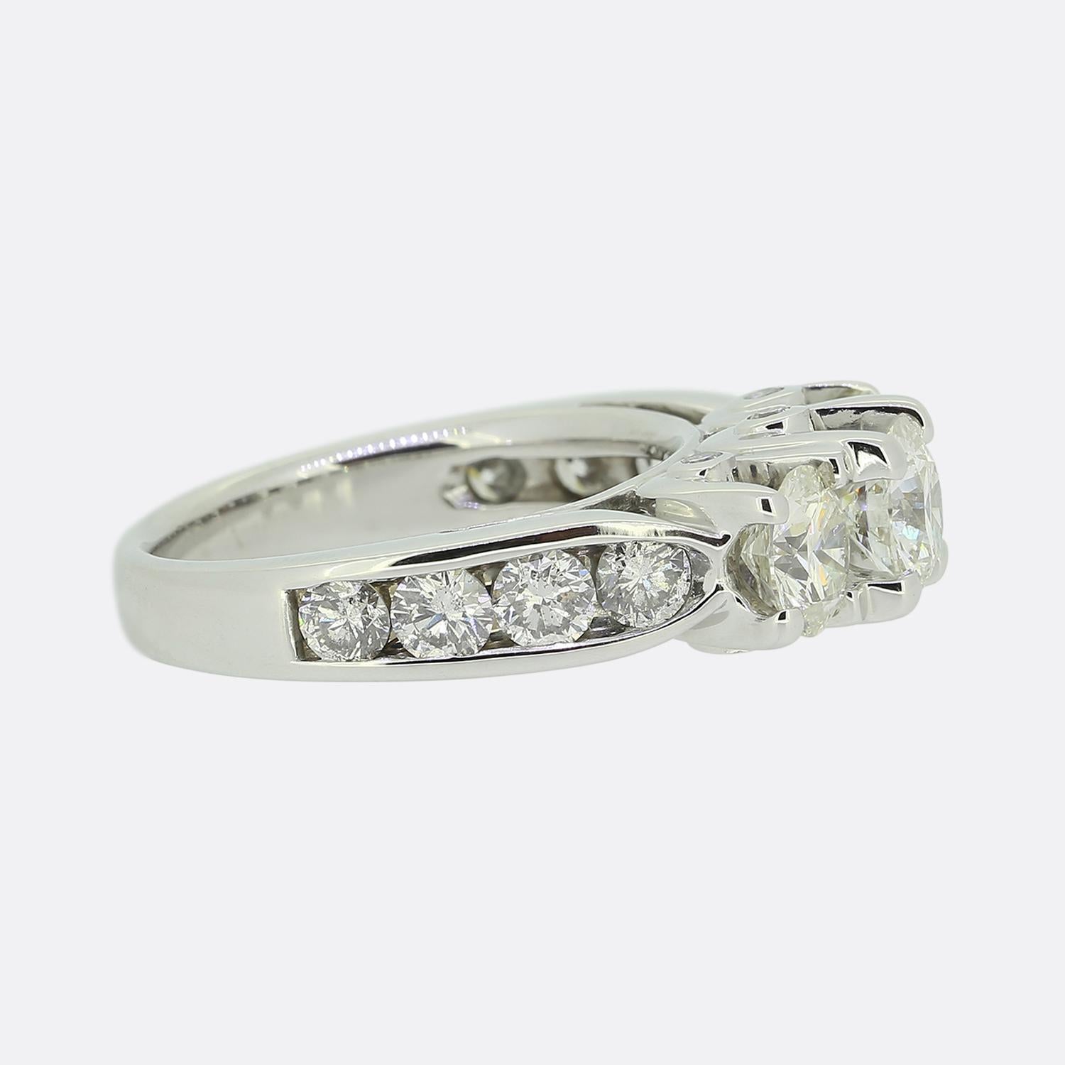 1,90 Karat Diamantring mit drei Steinen (Brillantschliff) im Angebot