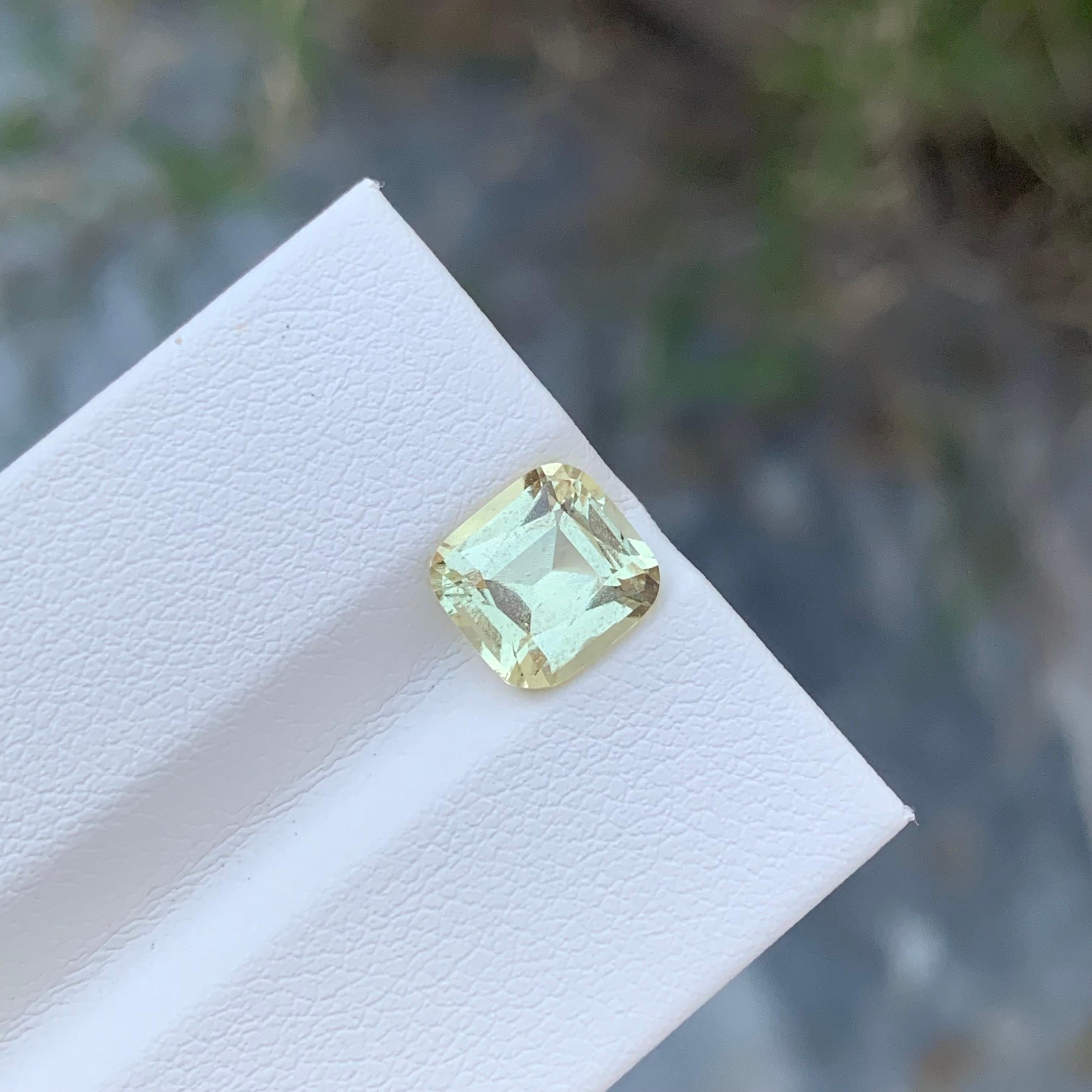 Arts and Crafts 1.90 Carat Loose Light Yellow Heliodor Cushion Shape Gem From Brazil Mine en vente