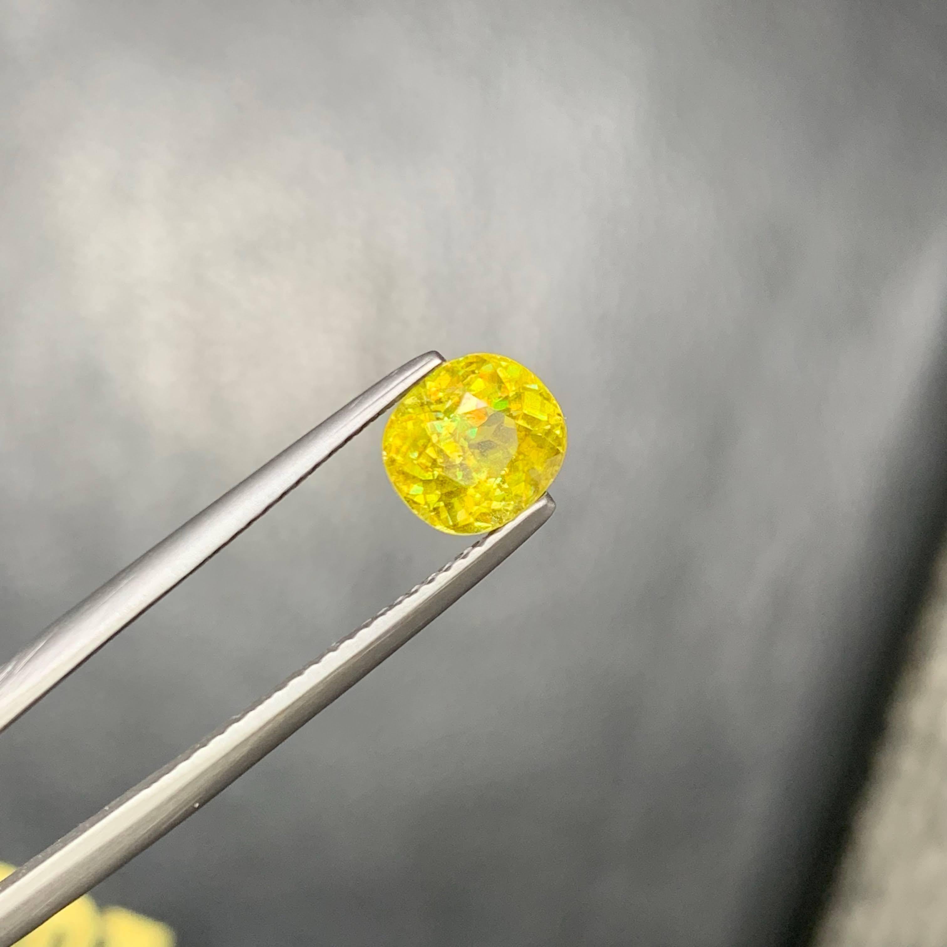 Moderne 1.90 Carat Loose Sphene Stone Cushion Cut Natural Madagascar's Gemstone en vente