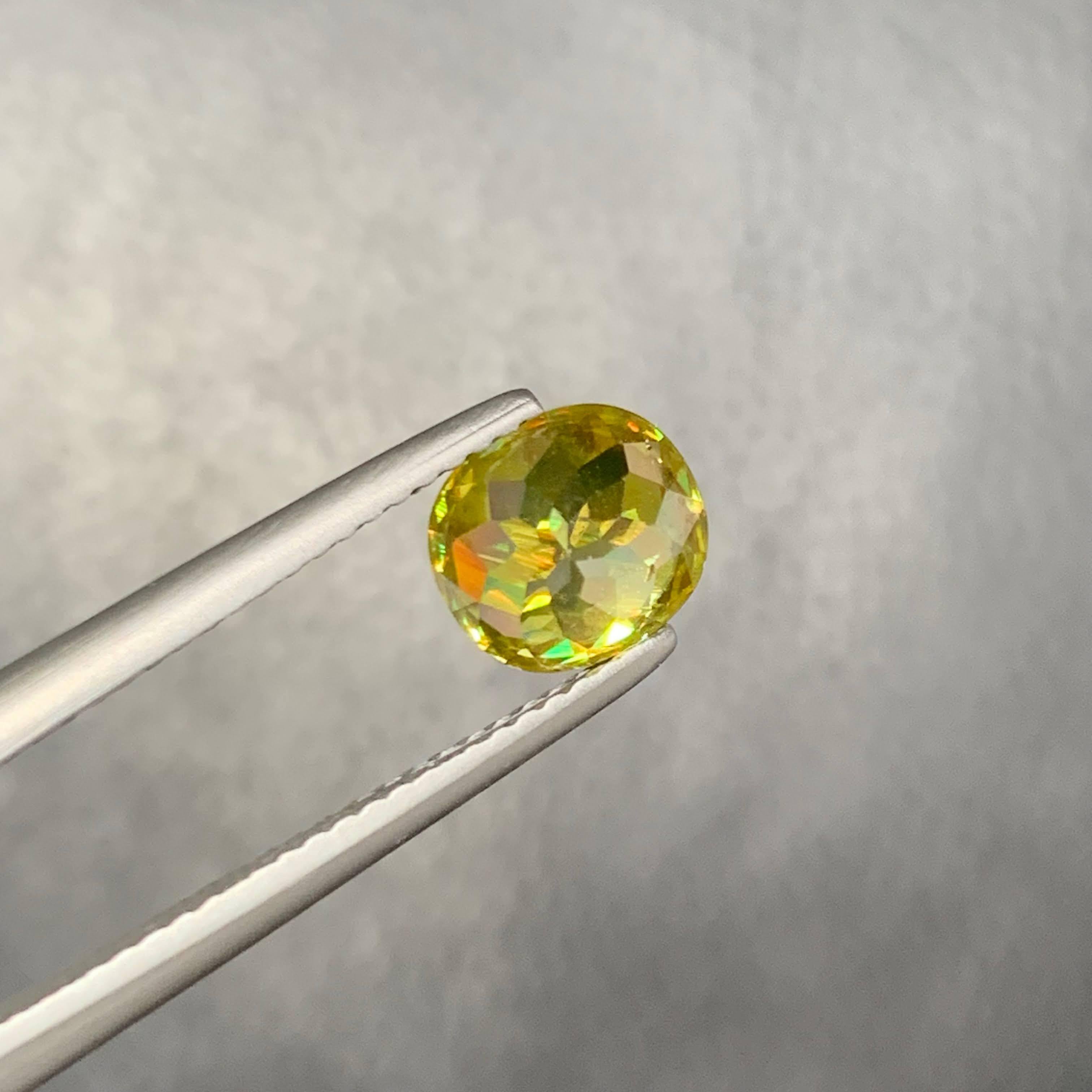 Taille coussin 1.90 Carat Loose Sphene Stone Cushion Cut Natural Madagascar's Gemstone en vente