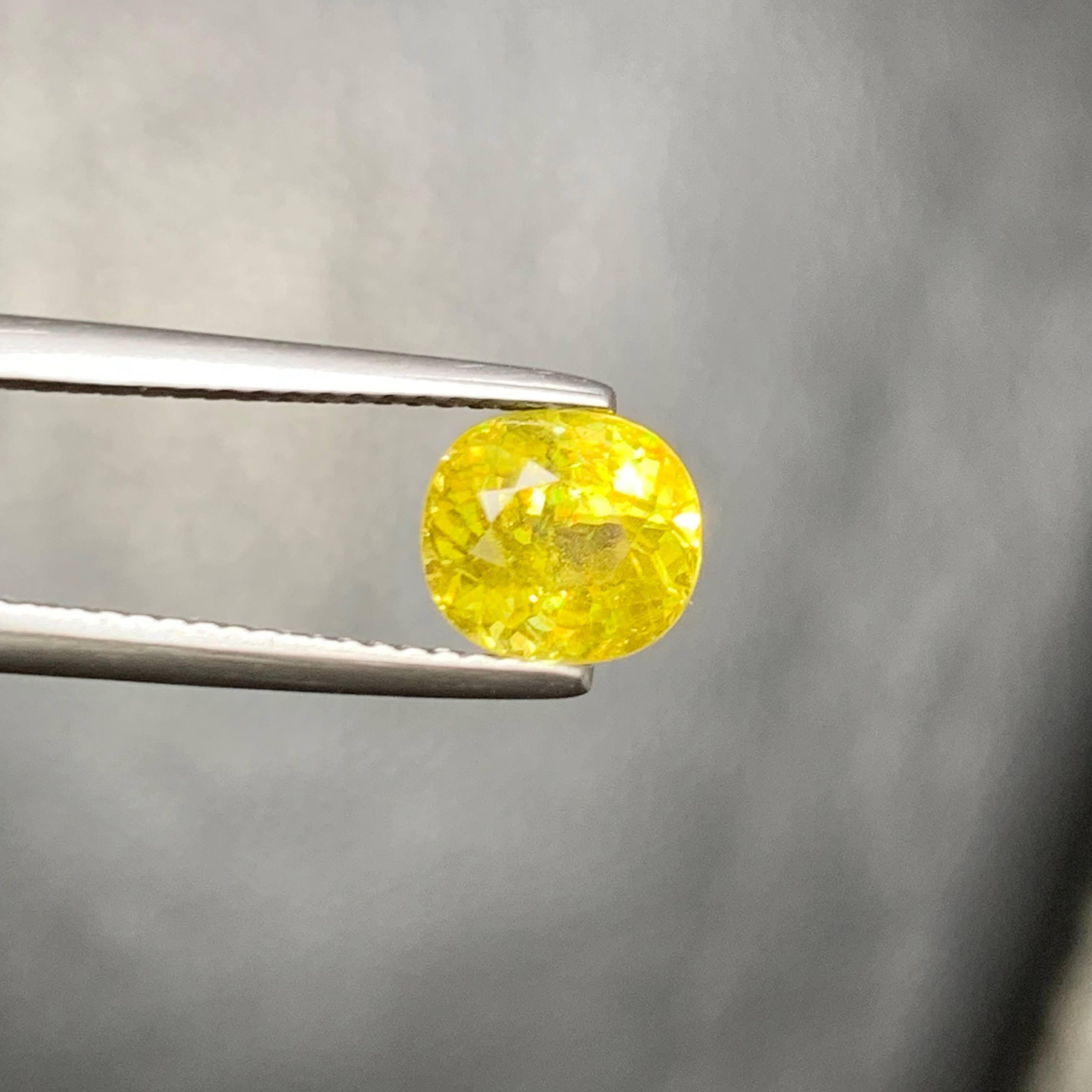 1.90 Carat Loose Sphene Stone Cushion Cut Natural Madagascar's Gemstone Neuf - En vente à Bangkok, TH