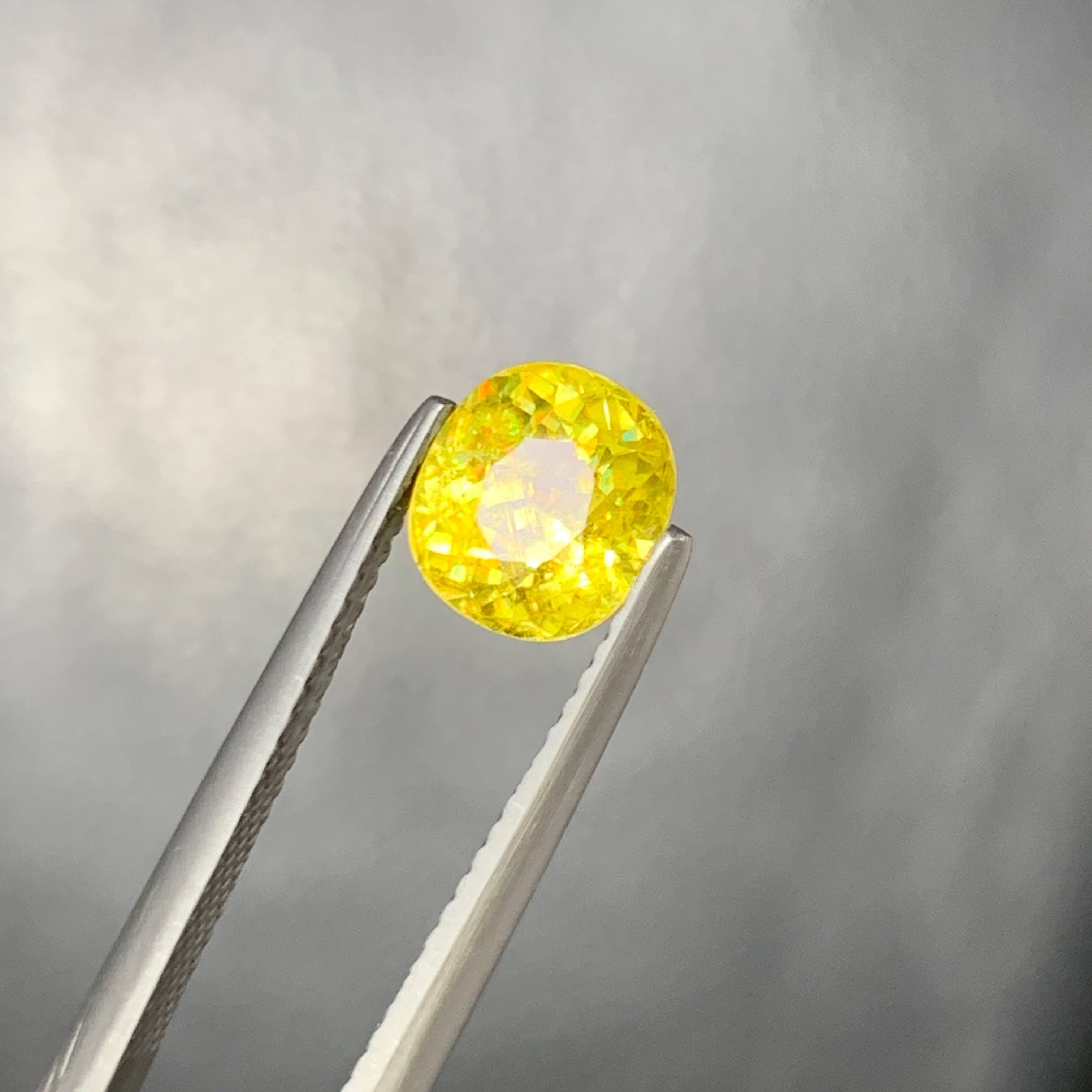 1.90 Carat Loose Sphene Stone Cushion Cut Natural Madagascar's Gemstone Unisexe en vente