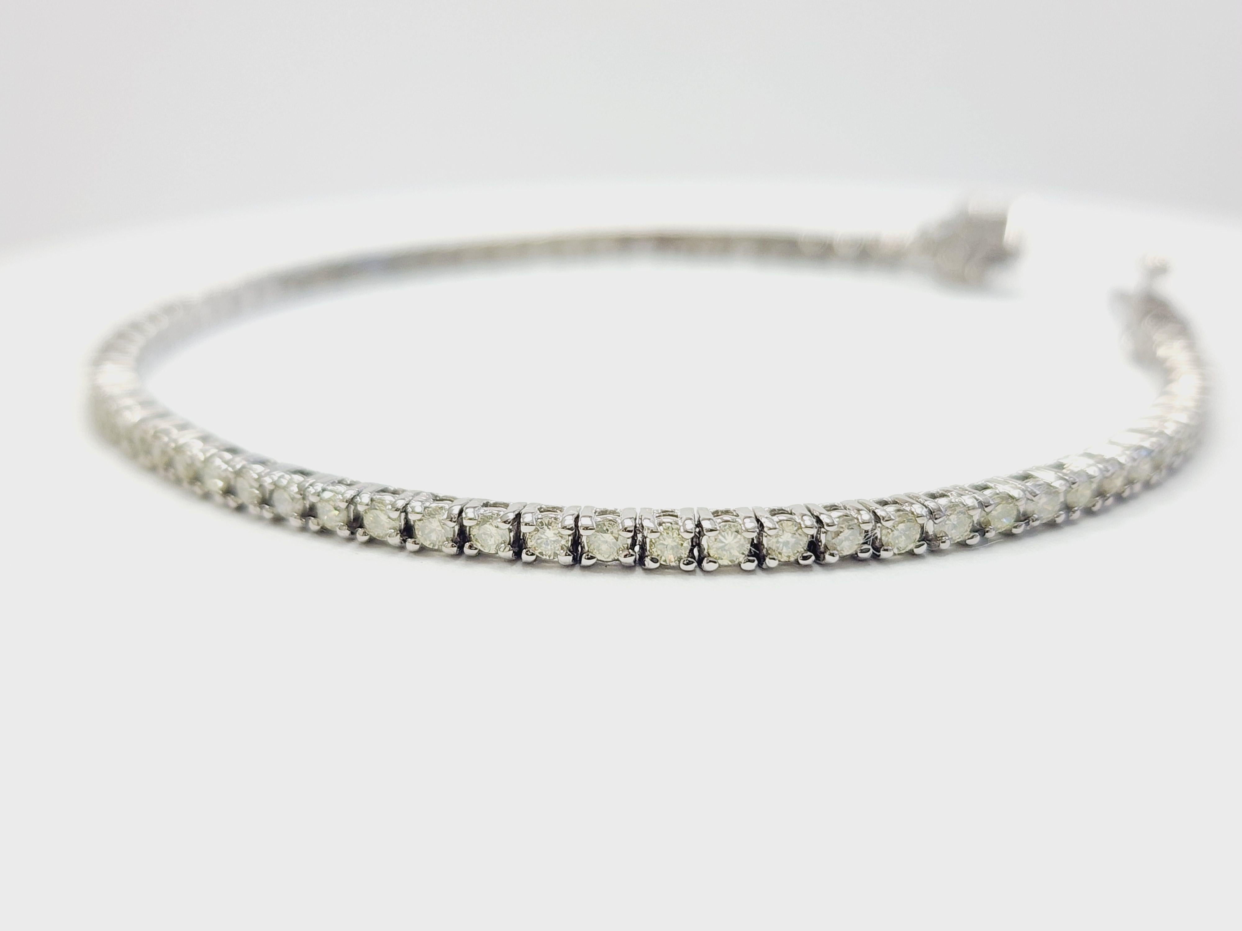 Beautiful quality tennis bracelet, round-brilliant cut white diamonds with excellent shine!
14 karat white gold classic four-prong style for maximum light brilliance. 
Length: 7 inch
Color Range: J
Clarity Range: SI
Width: 2.3 mm wide

*Free