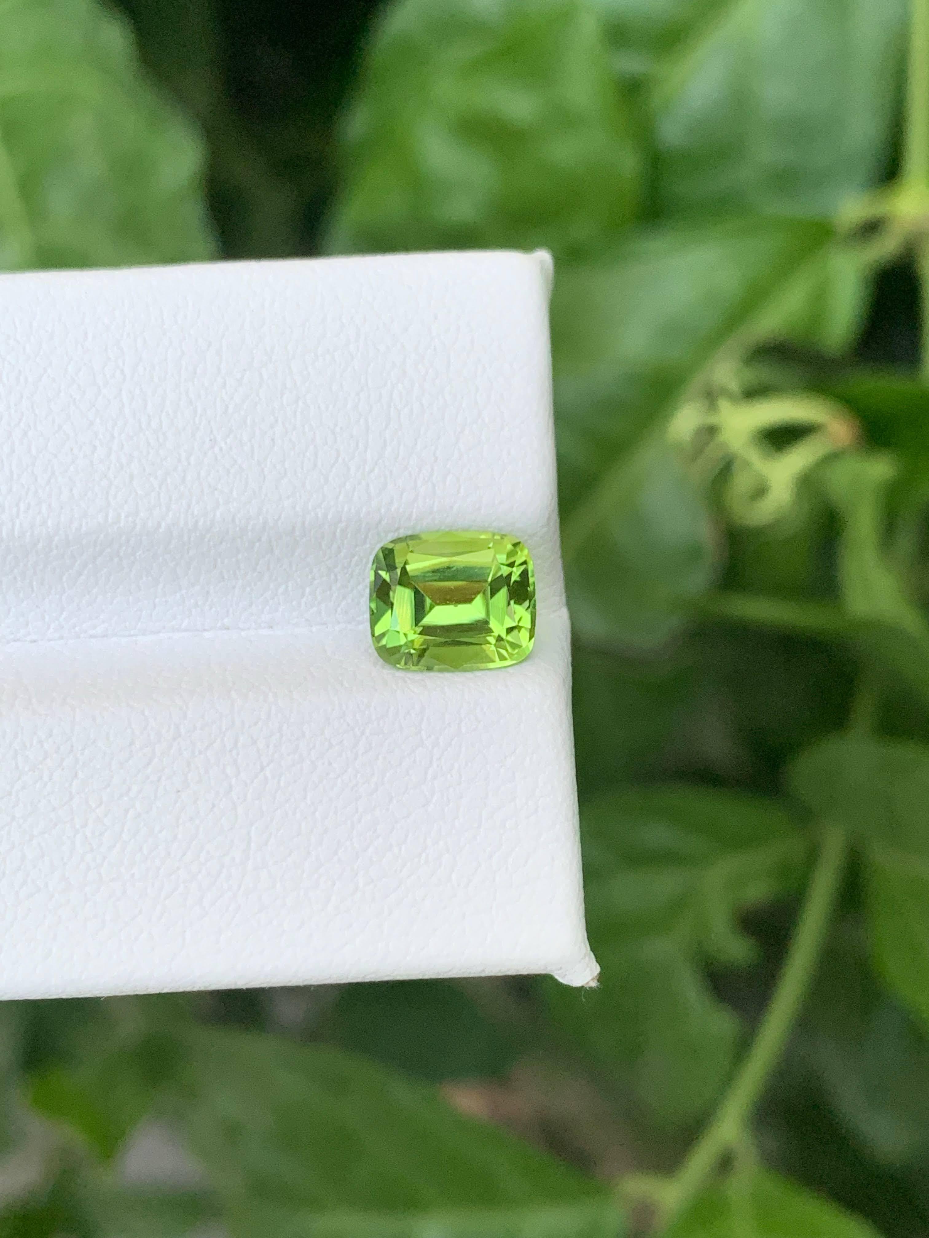 1.90 carati di peridoto verde mela sciolto naturale con taglio a cuscino Gemma pakistana in vendita 5