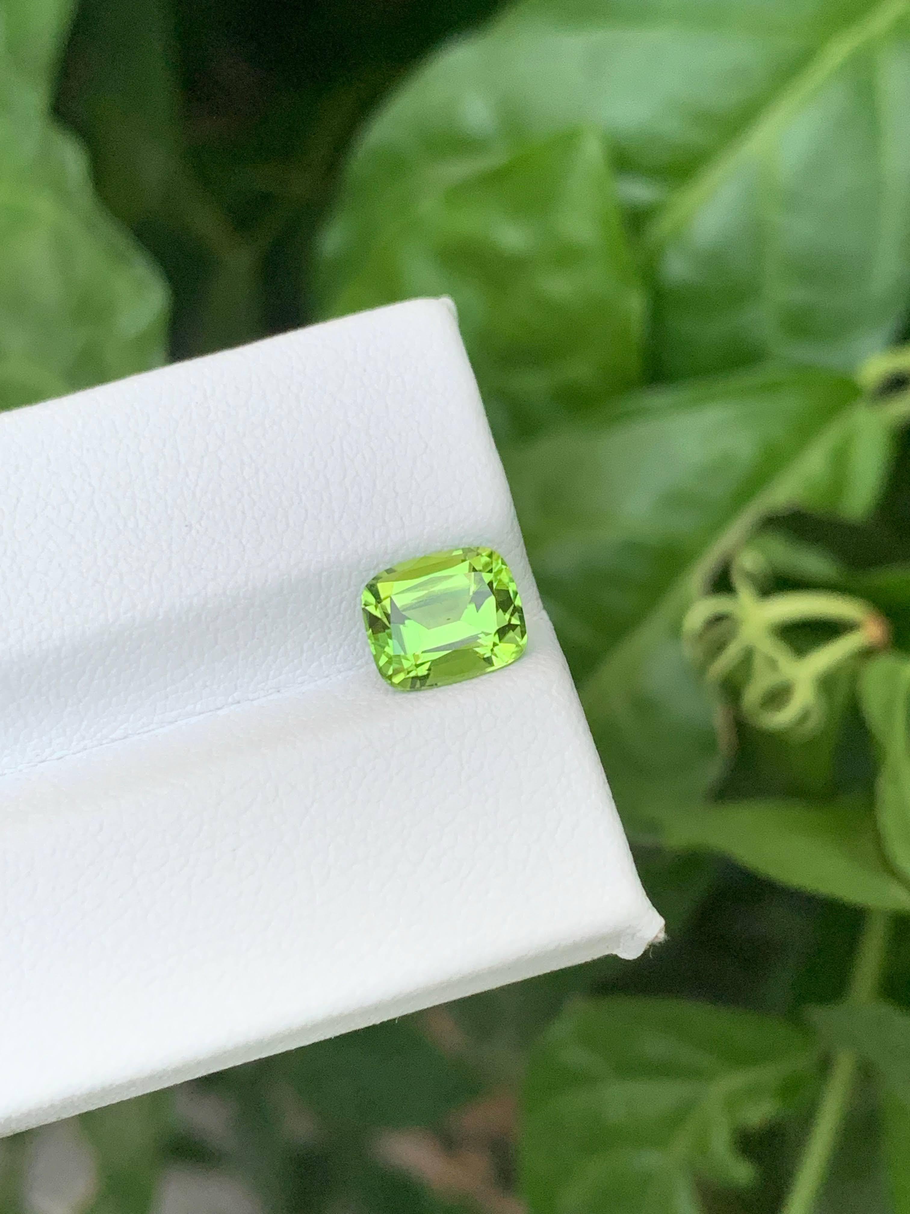 Moderno 1.90 carati di peridoto verde mela sciolto naturale con taglio a cuscino Gemma pakistana in vendita