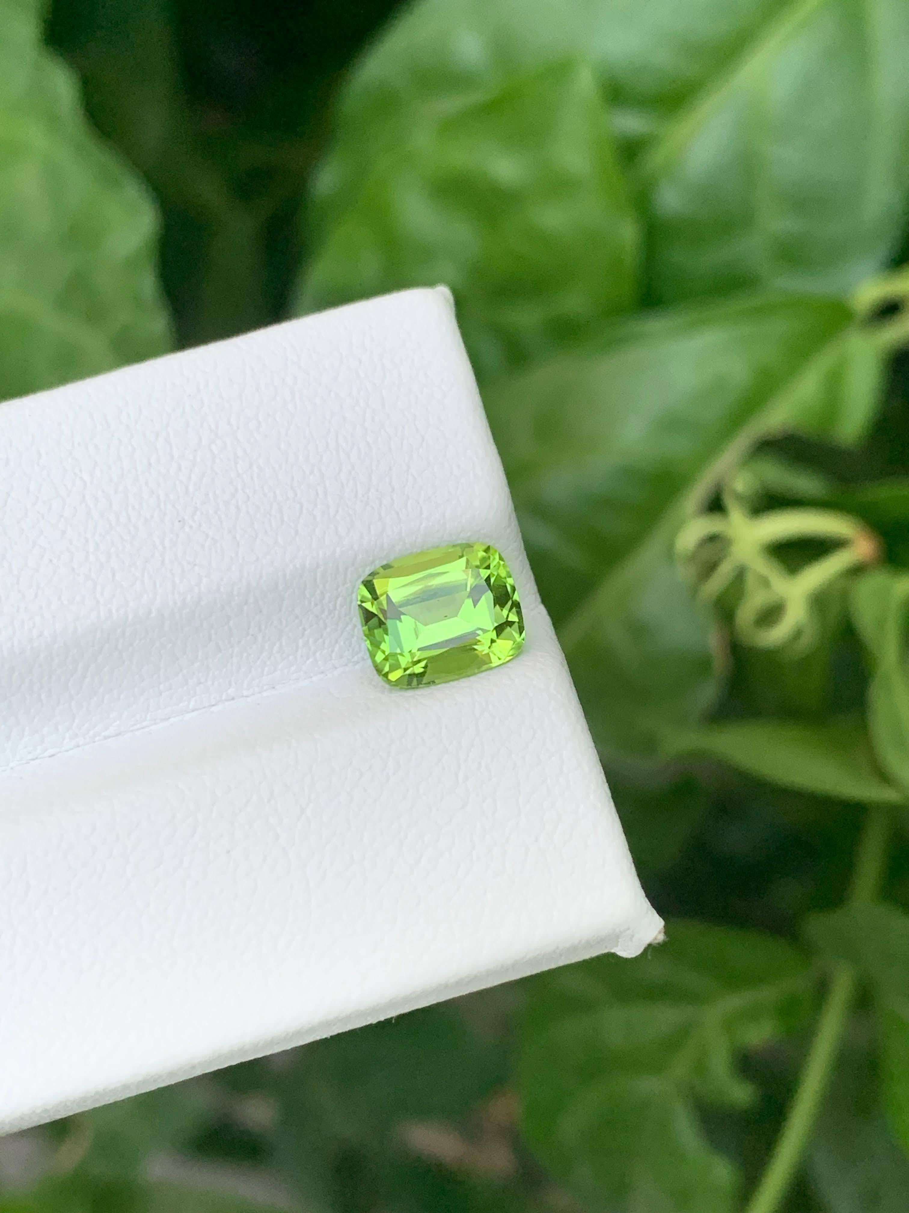 Taglio cuscino 1.90 carati di peridoto verde mela sciolto naturale con taglio a cuscino Gemma pakistana in vendita