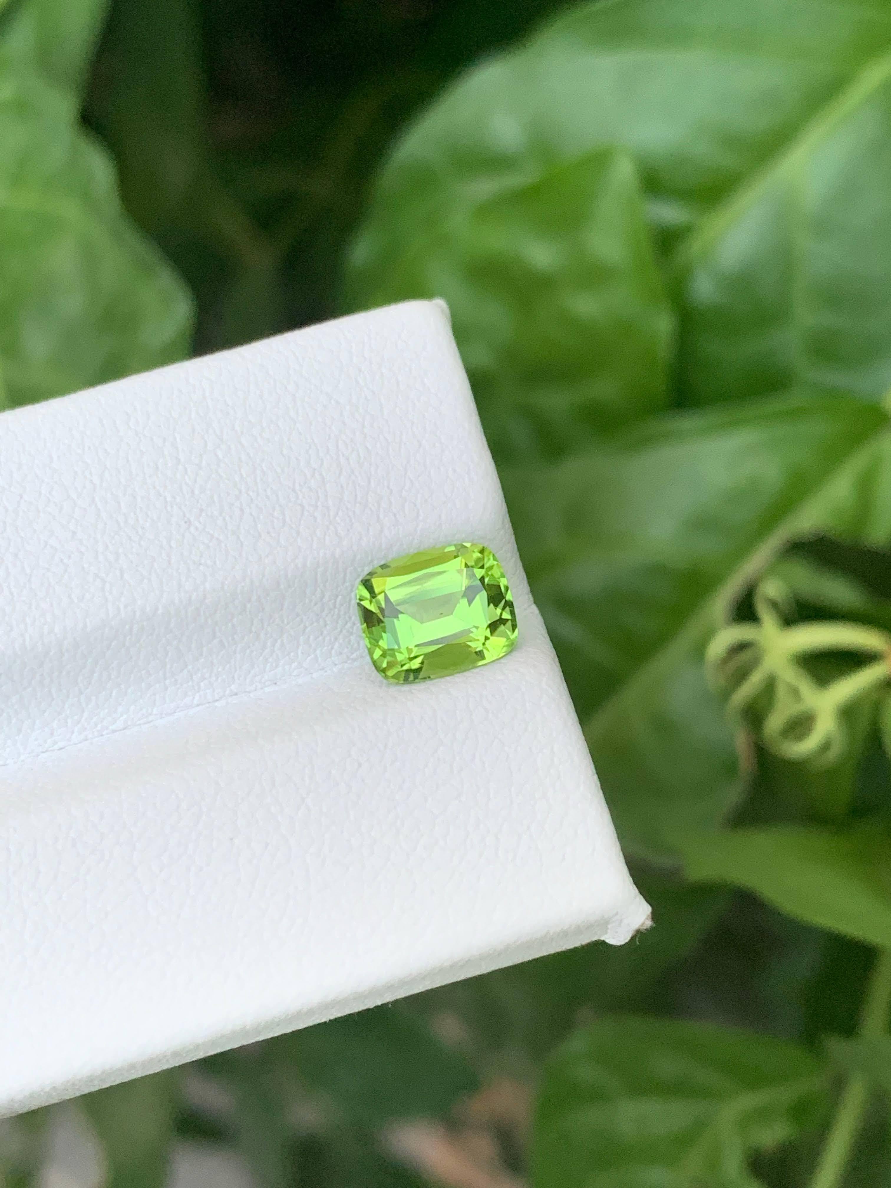 1.90 carati di peridoto verde mela sciolto naturale con taglio a cuscino Gemma pakistana In condizioni Nuovo in vendita a Bangkok, TH