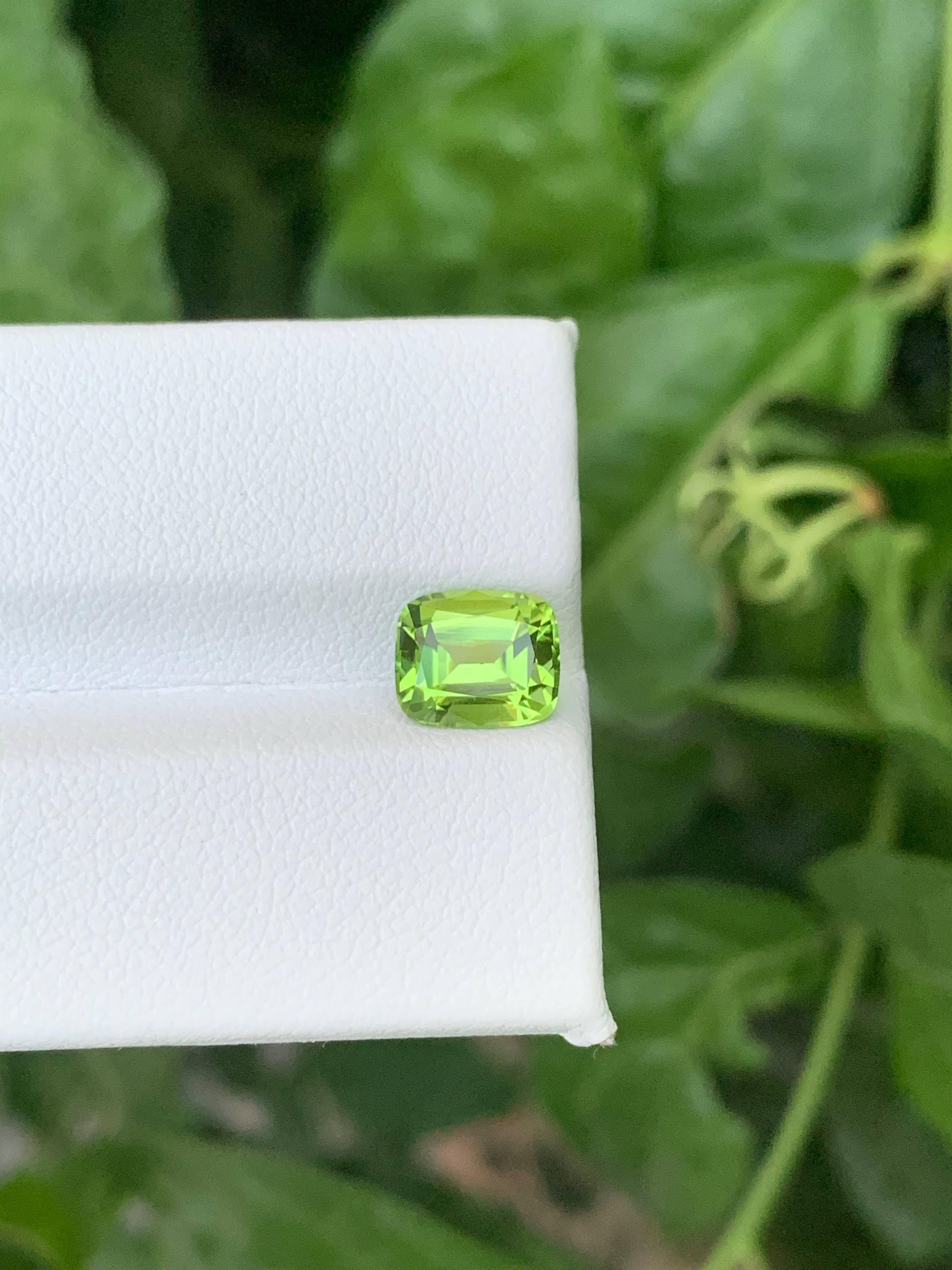 da uomo o donna 1.90 carati di peridoto verde mela sciolto naturale con taglio a cuscino Gemma pakistana in vendita