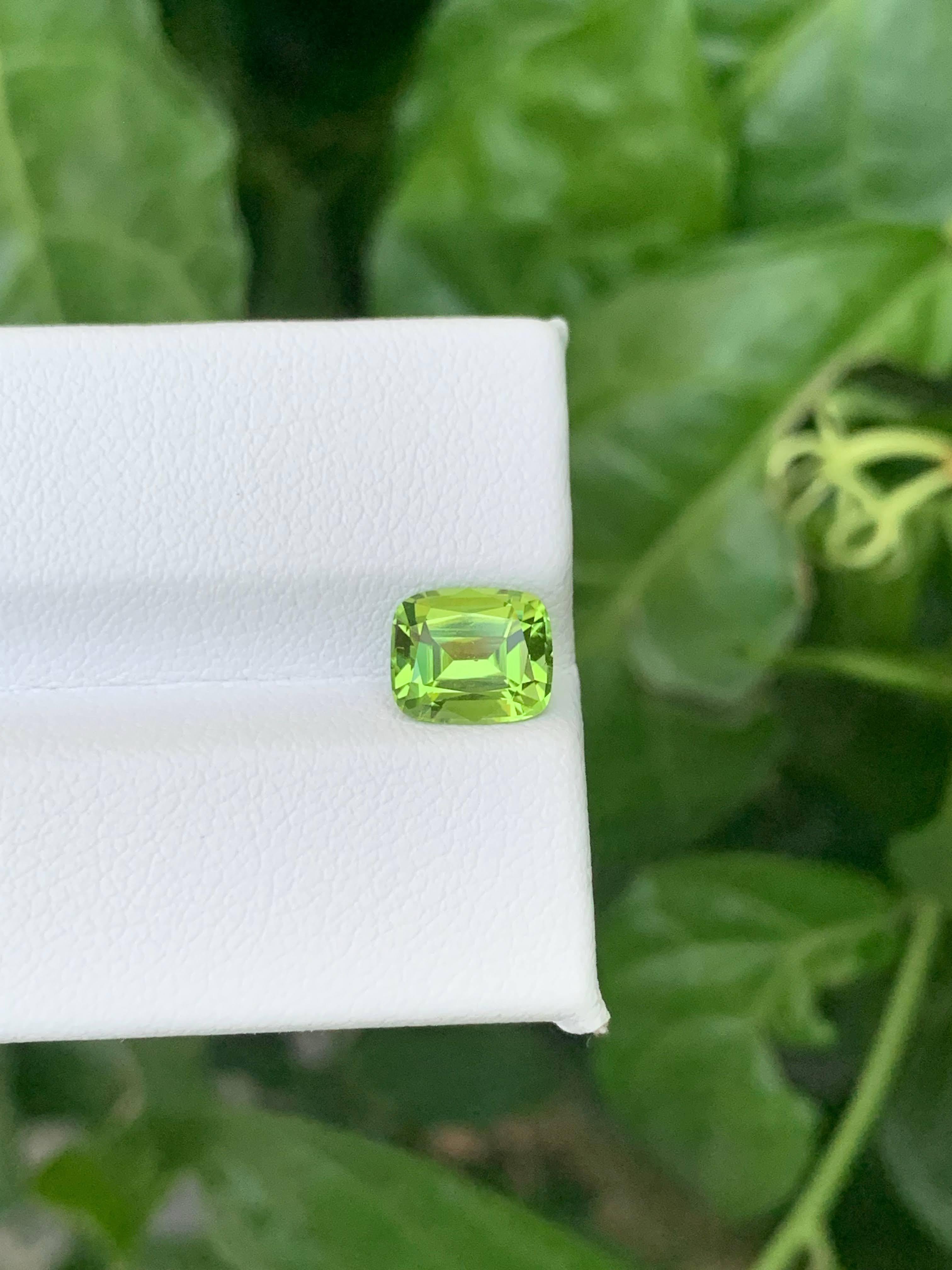 1.90 carati di peridoto verde mela sciolto naturale con taglio a cuscino Gemma pakistana in vendita 1