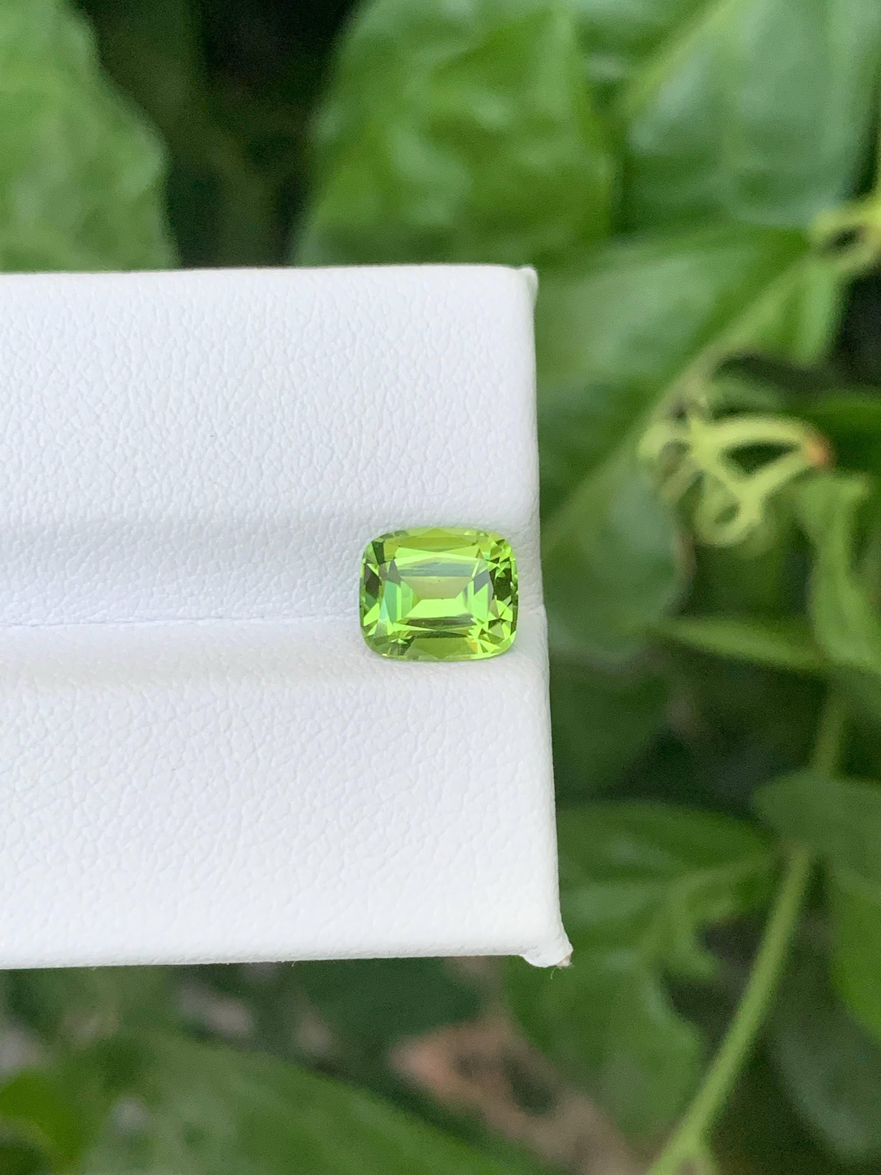 1.90 carati di peridoto verde mela sciolto naturale con taglio a cuscino Gemma pakistana in vendita 2