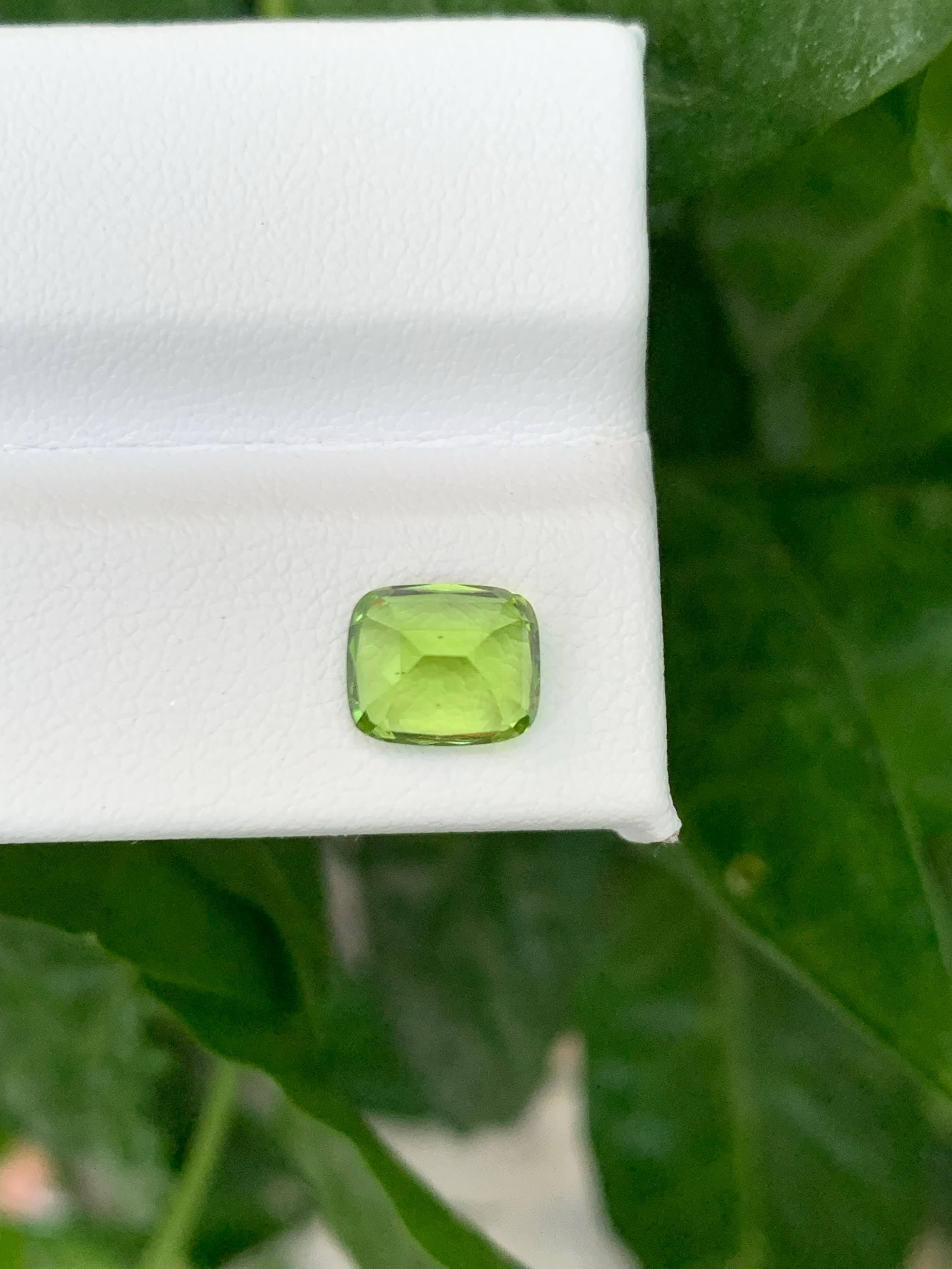 1.90 carati di peridoto verde mela sciolto naturale con taglio a cuscino Gemma pakistana in vendita 3