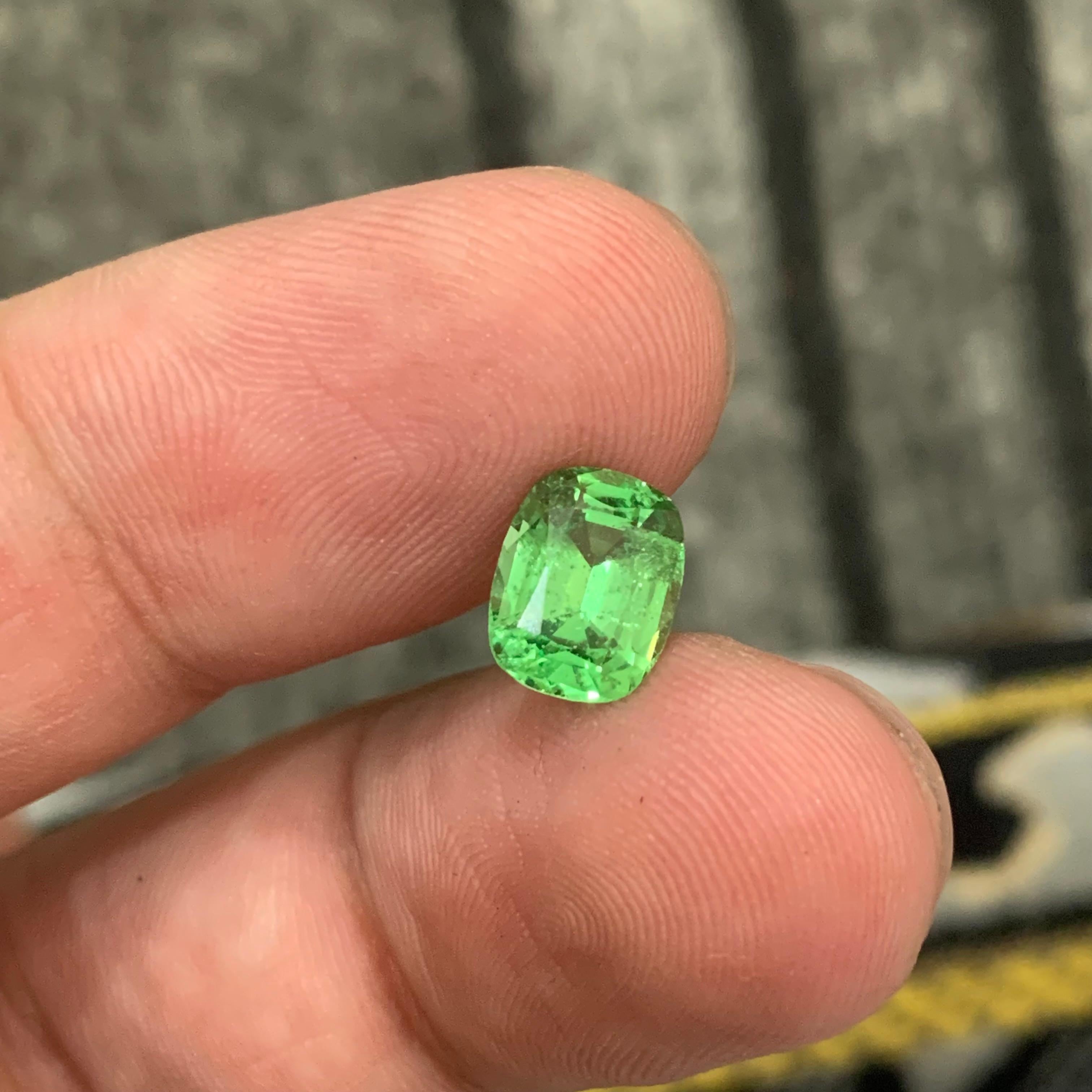 1.90 Carat Natural Loose Apple Green Tsavorite Garnet Cushion Cut Gemstone In New Condition For Sale In Peshawar, PK