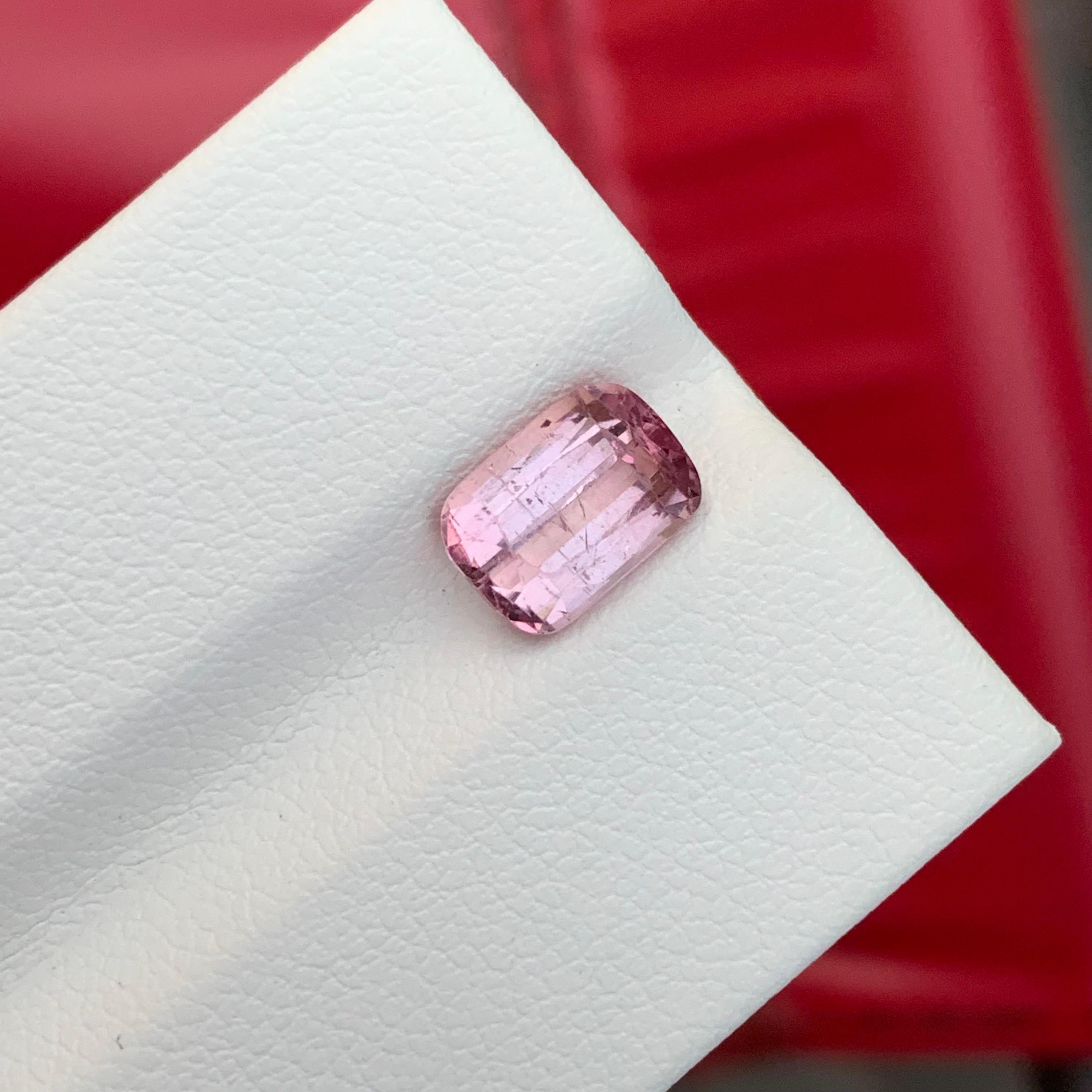 Tormalina rosa baby sfusa

Peso: 1,90 carati
Dimensioni: 8,5 x 6 x 4,5 mm
Origine: Afghanistan
Certificato: Su richiesta
Trattamento: Non


La tormalina è una gemma affascinante nota per la sua notevole varietà di colori, che la rende una delle
