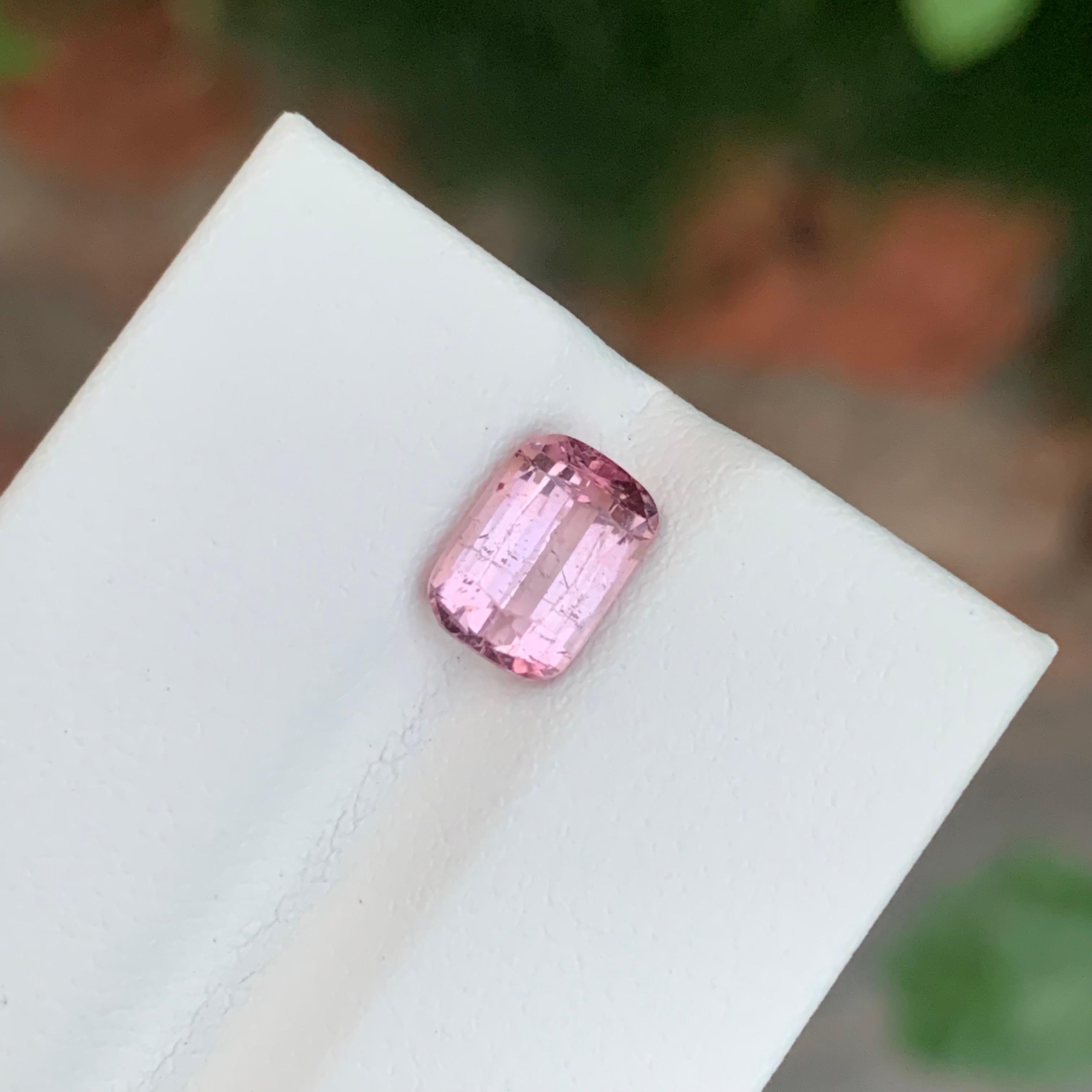 1,90 carati di tormalina rosa sciolta Nature a forma di cuscino in vendita 1