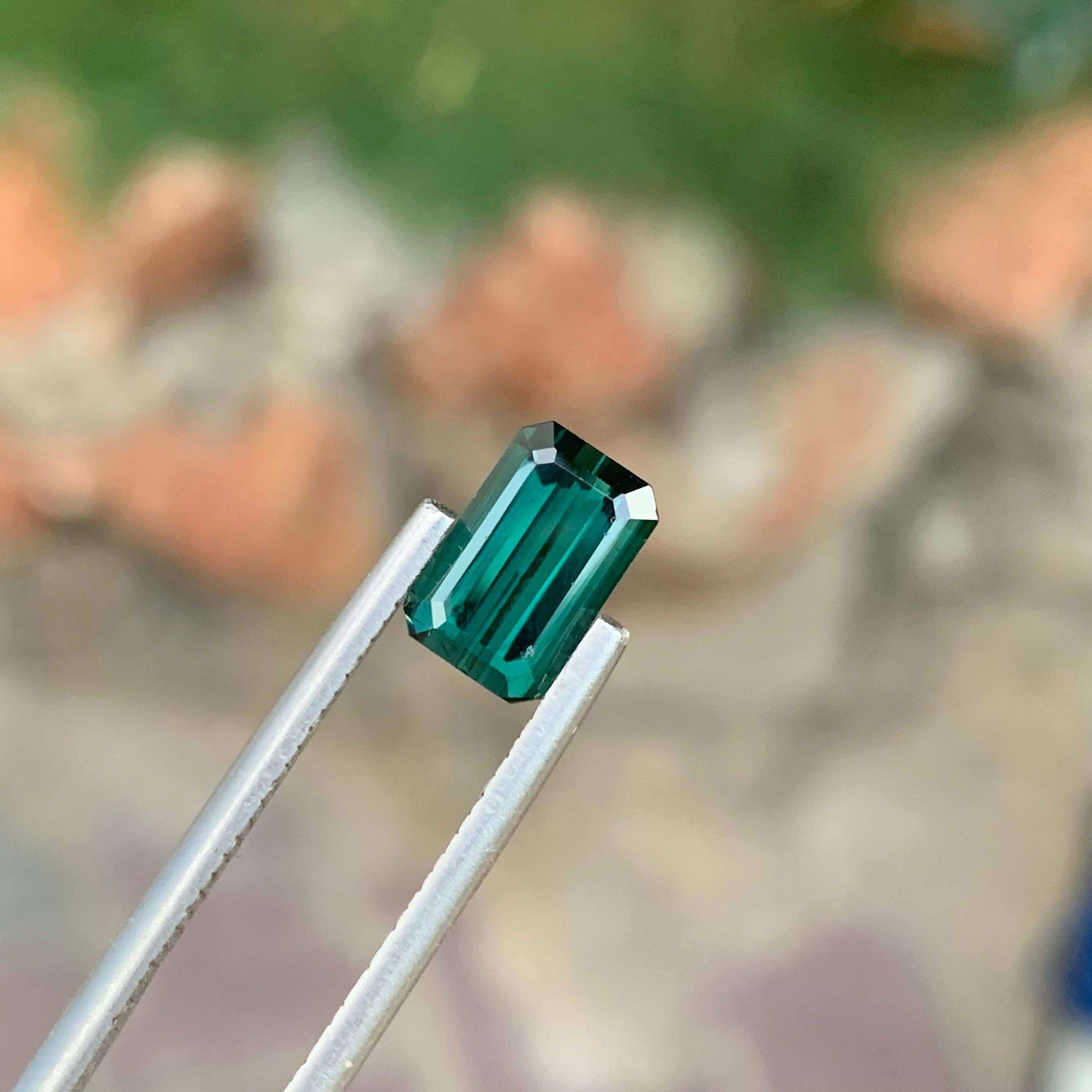 1.90 Karat Natürlicher loser Deep Lagoon Turmalin Smaragd Form Edelstein (Smaragdschliff) im Angebot