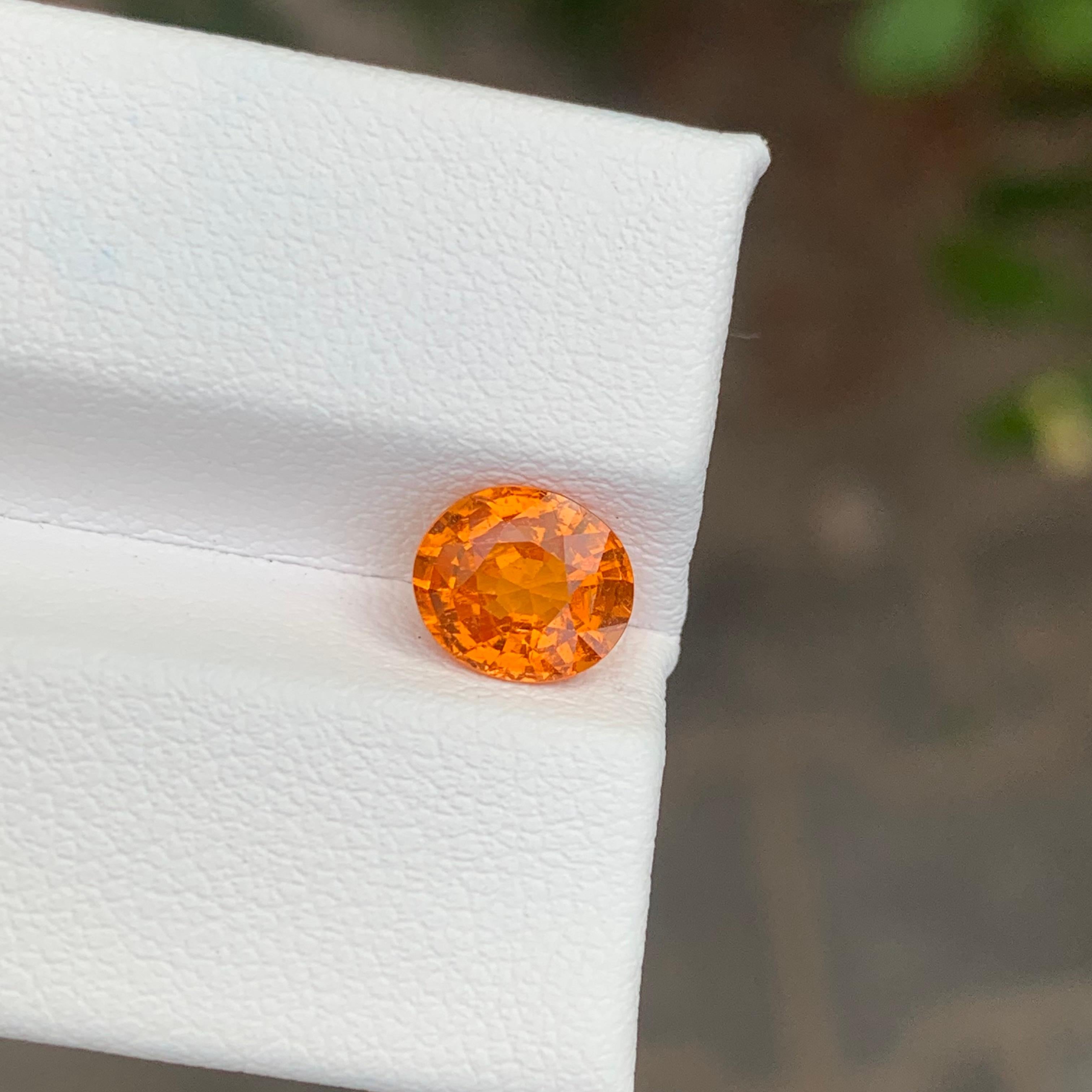 Granato spessartino sfaccettato

Peso: 1,90 carati
Dimensioni: 7,9 x 6,6 x 4,3 mm
Origine: Tanzania 
Forma: Ovale 
Colore: Arancione Fanta
Certificato: Su richiesta

La spessartina è un granato di manganese e alluminio; il manganese le conferisce i